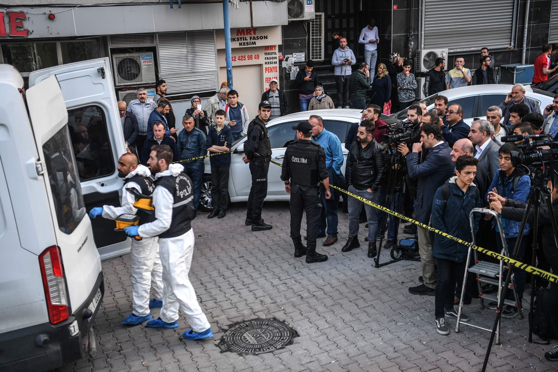 Forenses turcos llegan a un estacionamiento subterráneo, luego de encontrar un automóvil  perteneciente al consulado saudí Foto: AFP