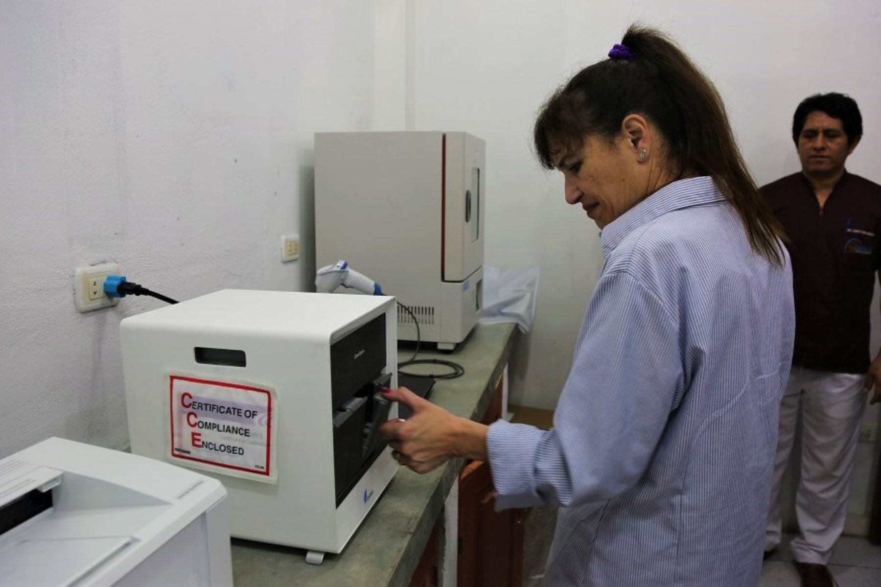 La ministra de Salud, Silvia Pessah,entregó tres equipos de última generación GeneXpert para mejorar la atención y detección temprana de personas infectadas con VIH en Iquitos, región Loreto.