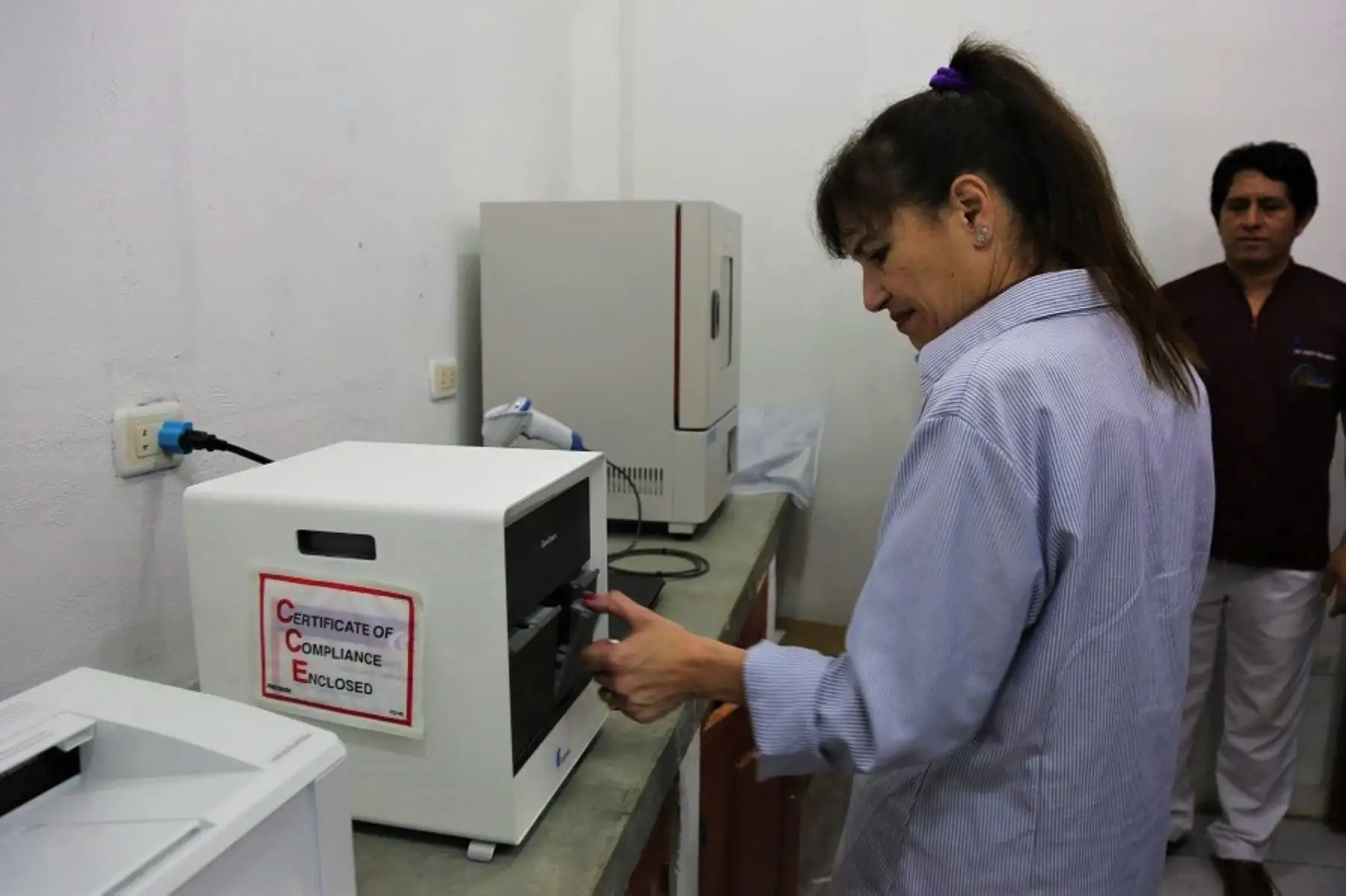 La ministra de Salud, Silvia Pessah,entregó tres equipos de última generación GeneXpert para mejorar la atención y detección temprana de personas infectadas con VIH en Iquitos, región Loreto.