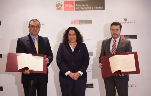 La ministra del Ambiente, Fabiola Muñoz, participó en la ceremonia de suscripción de acuerdo entre el MEF y BID para financiar proyectos de recuperación de áreas degradadas por residuos sólidos en 12 ciudades. ANDINA/Luis Iparraguirre