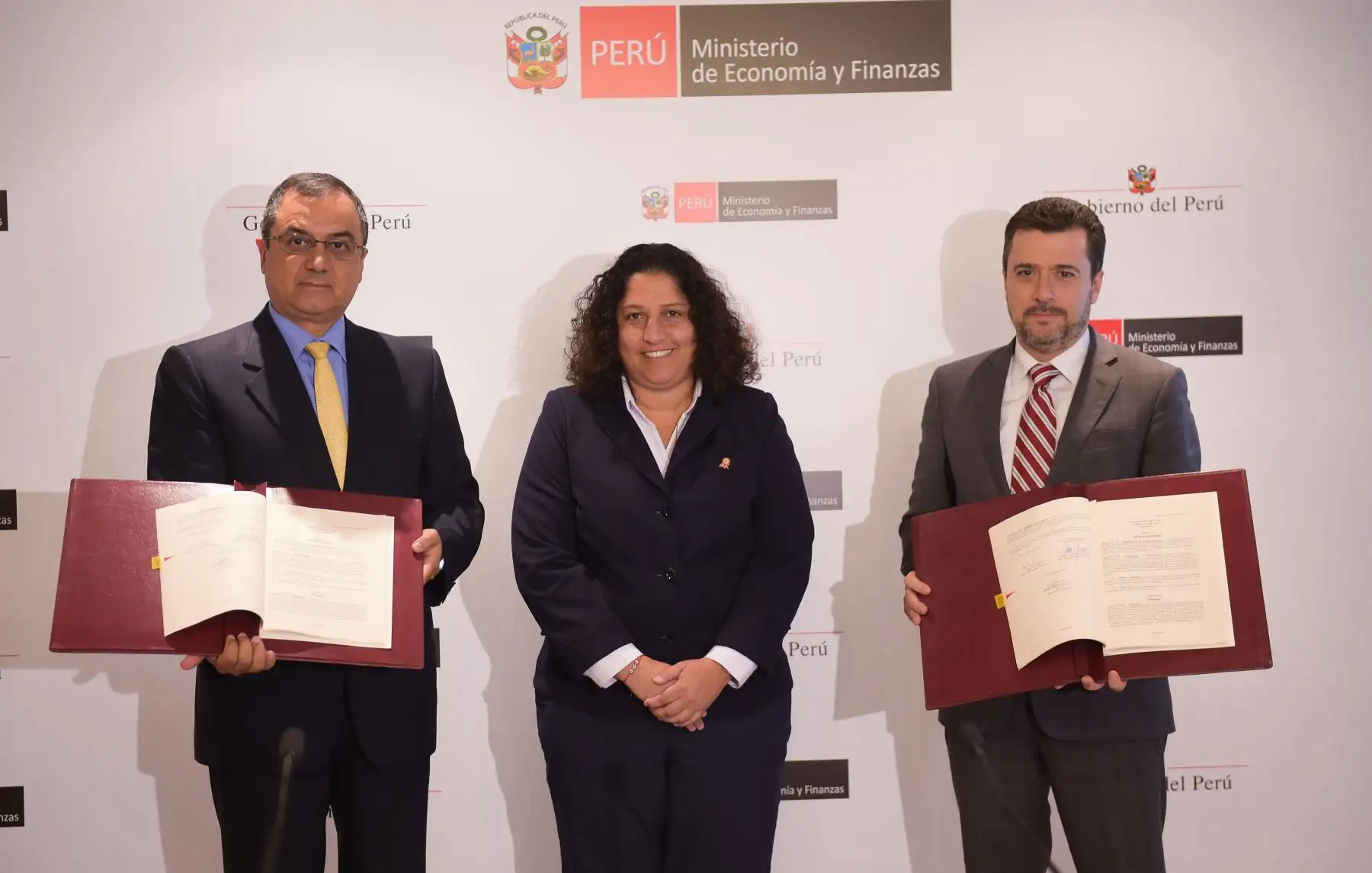 La ministra del Ambiente, Fabiola Muñoz, participó en la ceremonia de suscripción de acuerdo entre el MEF y BID para financiar proyectos de recuperación de áreas degradadas por residuos sólidos en 12 ciudades. ANDINA/Luis Iparraguirre