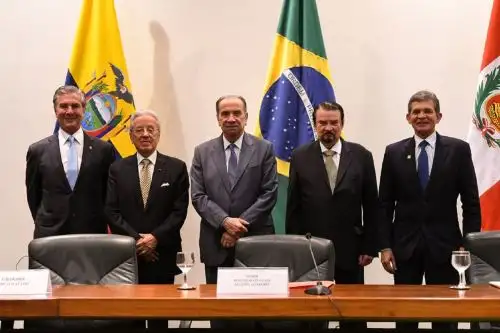Presidente de la Comisión de Relaciones Exteriores del Senado  y ex Presidente de Brasil,  Fernando Collor de Mello; excanciller del Ecuador José Ayala Lasso; Canciller de Brasil Aloysio Nunes; excanciller del Perú Fernando de Trazegnies; Ministro de Defensa de Brasil, Gral. Joaquim Silva y Luna. Foto: Difusión