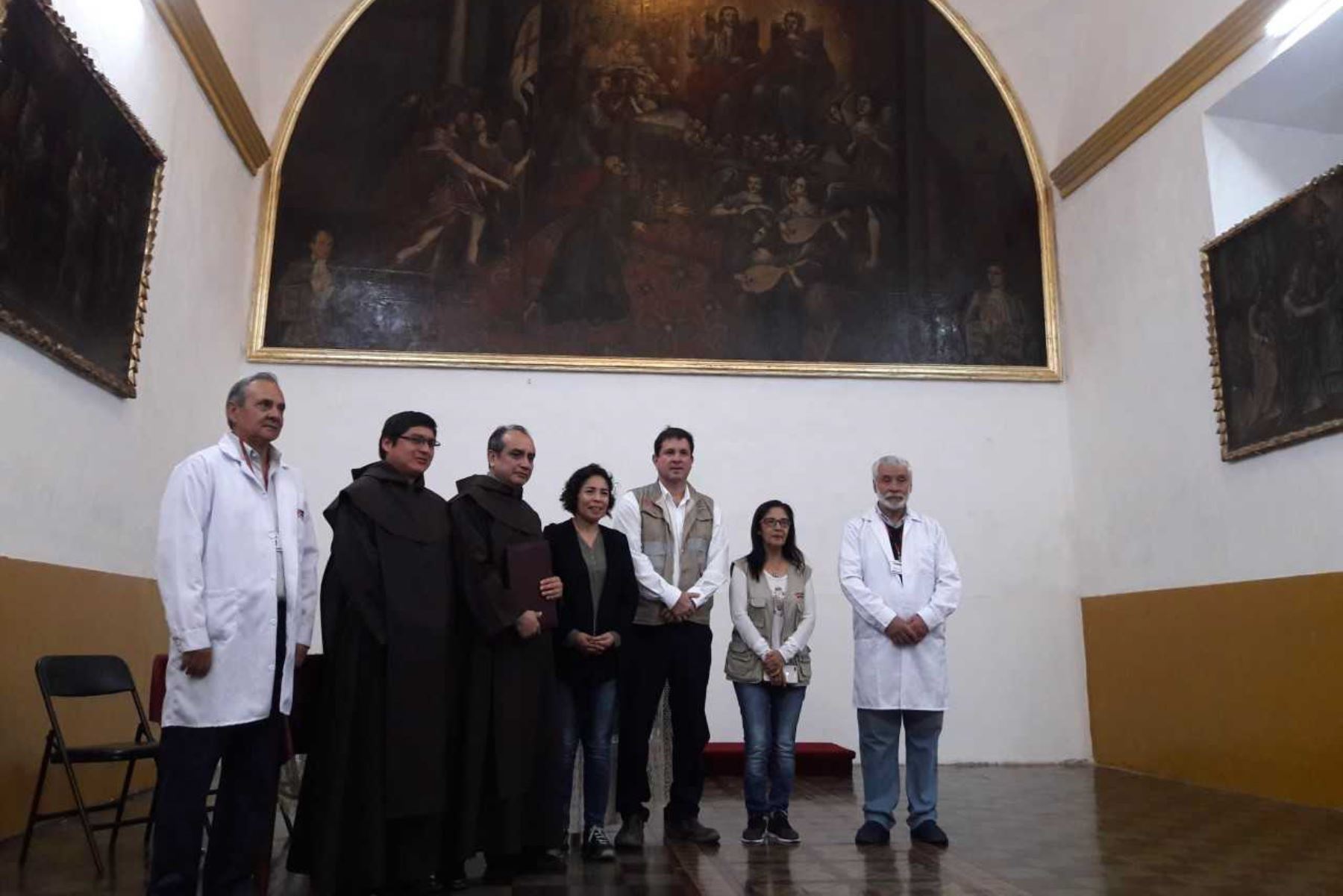 Ministra de Cultura, Patricia Balbuena, entrega a sacerdotes de la Iglesia San Francisco, en Trujillo, un lienzo restaurado del siglo XVIII, considerado el  más grande del norte peruano. Foto: Luis Puell.