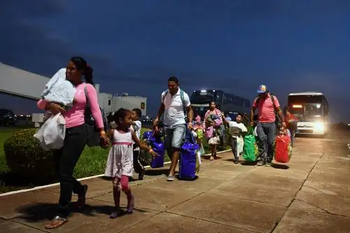 Los refugiados venezolanos llegan al aeropuerto de Boa Vista, en el estado de Roraima, al norte de Brasil Foto: AFP