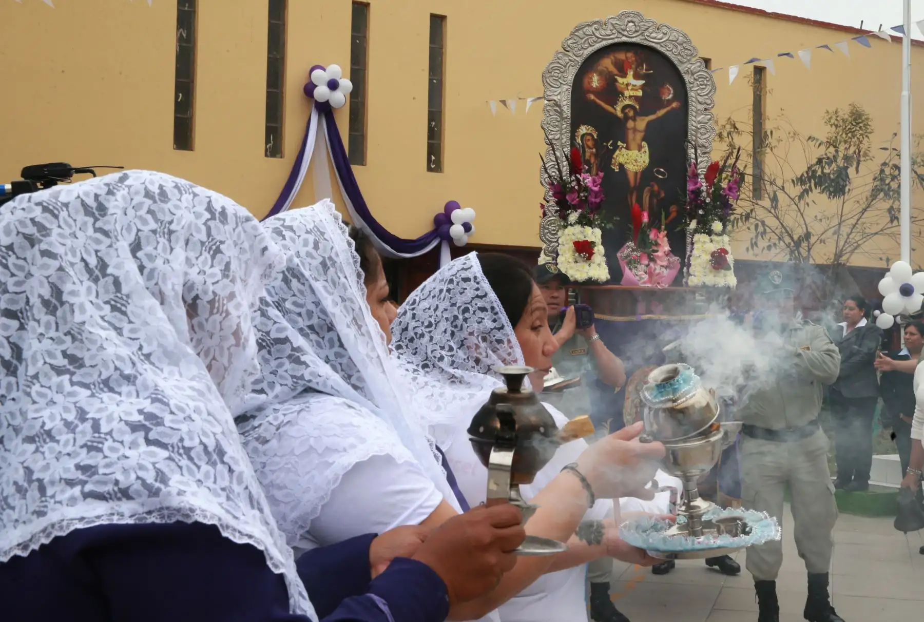 Festiva y sentida procesión  del señor de los Milagros en el penal de mujeres de Chorrillos. Foto: ANDINA/Norman Córdova