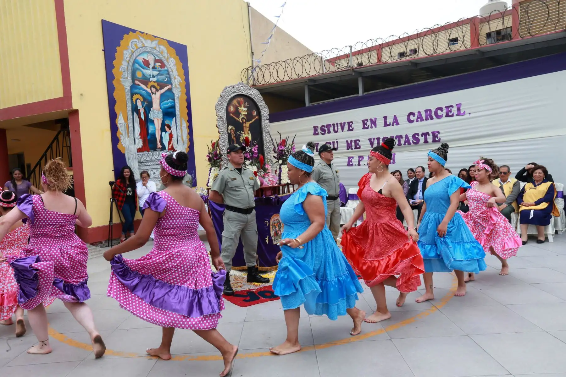 Festiva y sentida procesión  del señor de los Milagros en el penal de mujeres de Chorrillos. Foto: ANDINA/Norman Córdova
