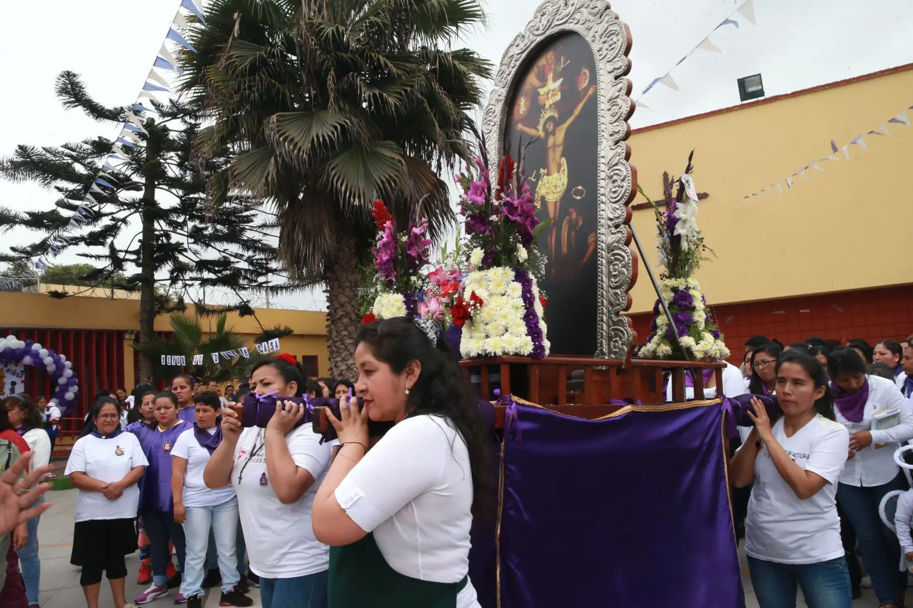 Festiva y sentida procesión  del señor de los Milagros en el penal de mujeres de Chorrillos. Foto: ANDINA/Norman Córdova