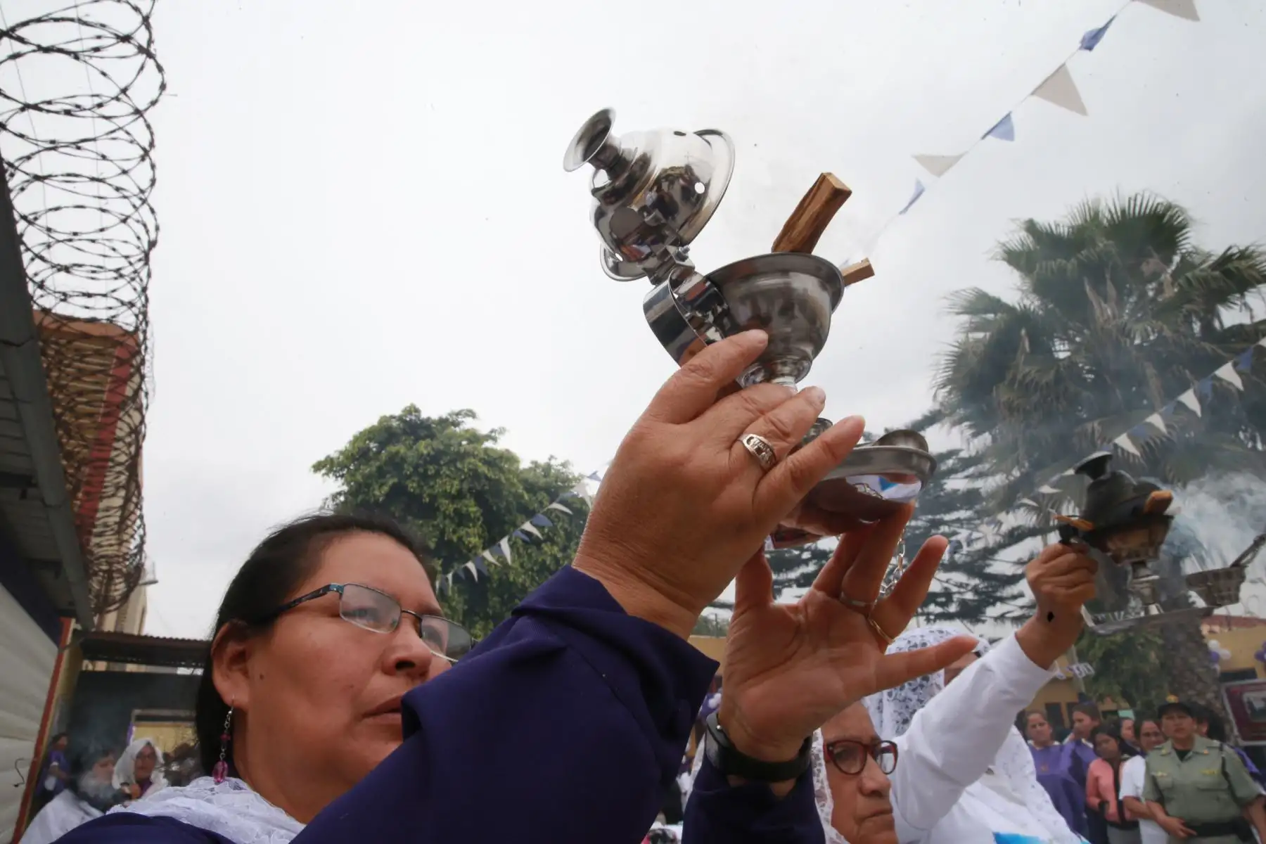 Festiva y sentida procesión  del señor de los Milagros en el penal de mujeres de Chorrillos. Foto: ANDINA/Norman Córdova