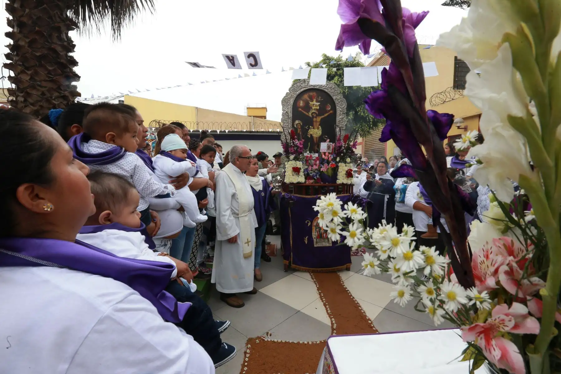 Festiva y sentida procesión  del señor de los Milagros en el penal de mujeres de Chorrillos. Foto: ANDINA/Norman Córdova