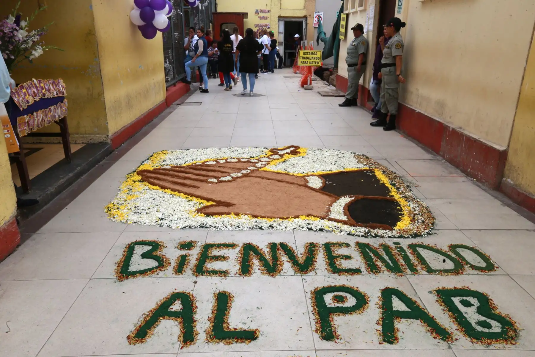 Festiva y sentida procesión  del señor de los Milagros en el penal de mujeres de Chorrillos. Foto: ANDINA/Norman Córdova
