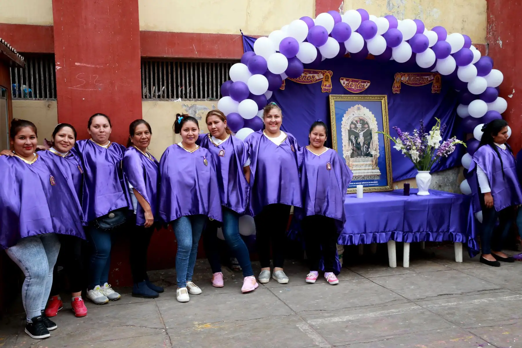 Festiva y sentida procesión  del señor de los Milagros en el penal de mujeres de Chorrillos. Foto: ANDINA/Norman Córdova