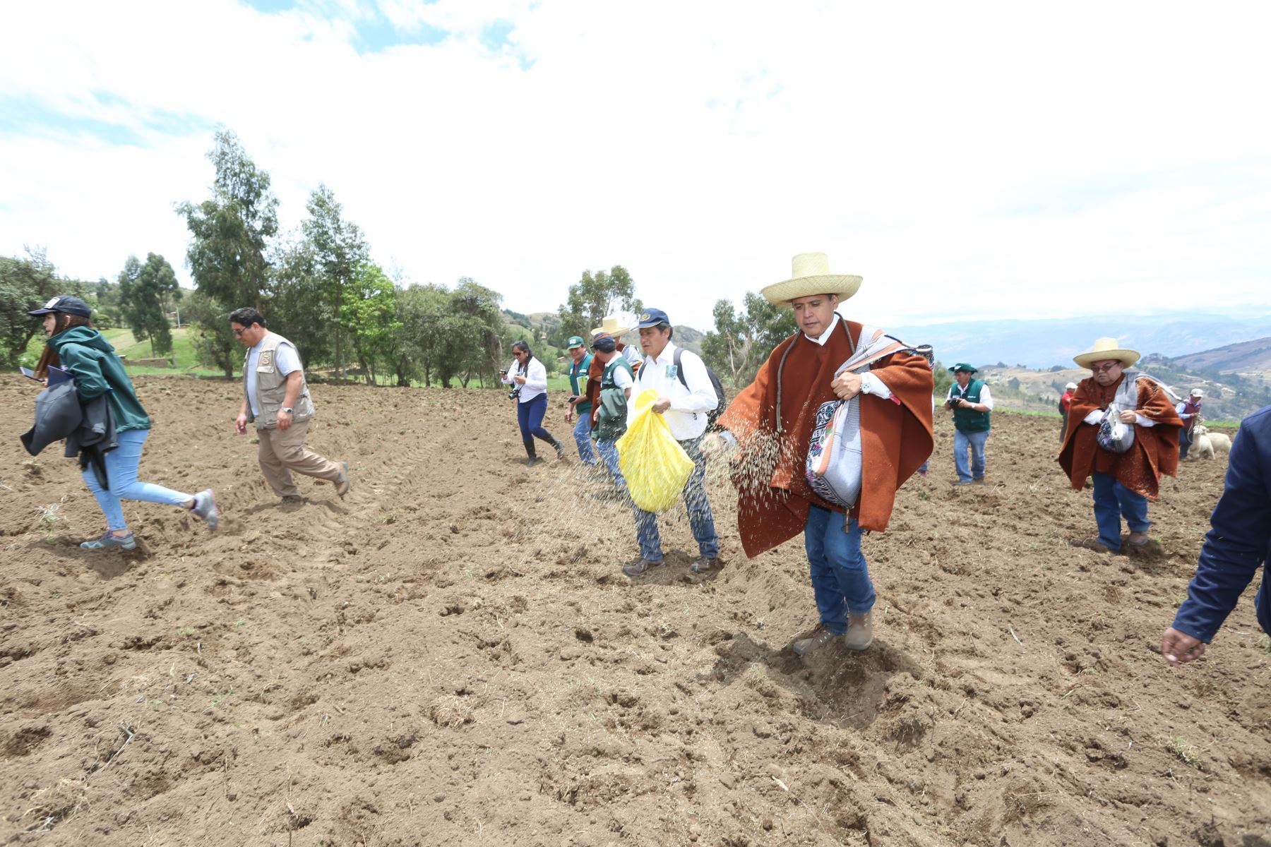 Ministro de Agricultura, Gustavo Mostajo, encabezó inicio de campaña de instalación de 1,960 hectáreas de pastos cultivados en Cajamarca.Foto: ANDINA/Difusión.