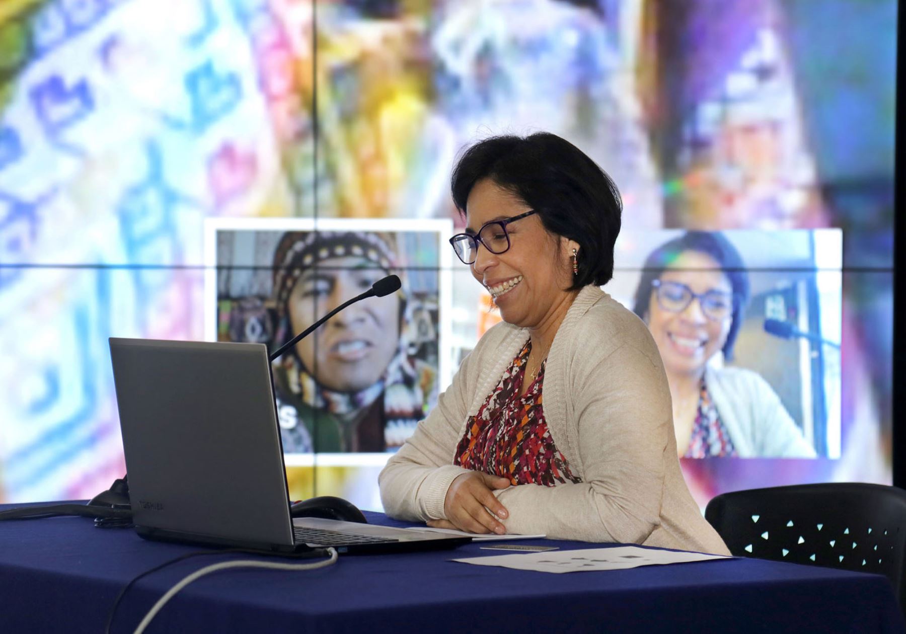 Ministra de Cultura Patricia Balbuena inaugura plataforma de comercio virtual para artesanos de Rurak Maki.