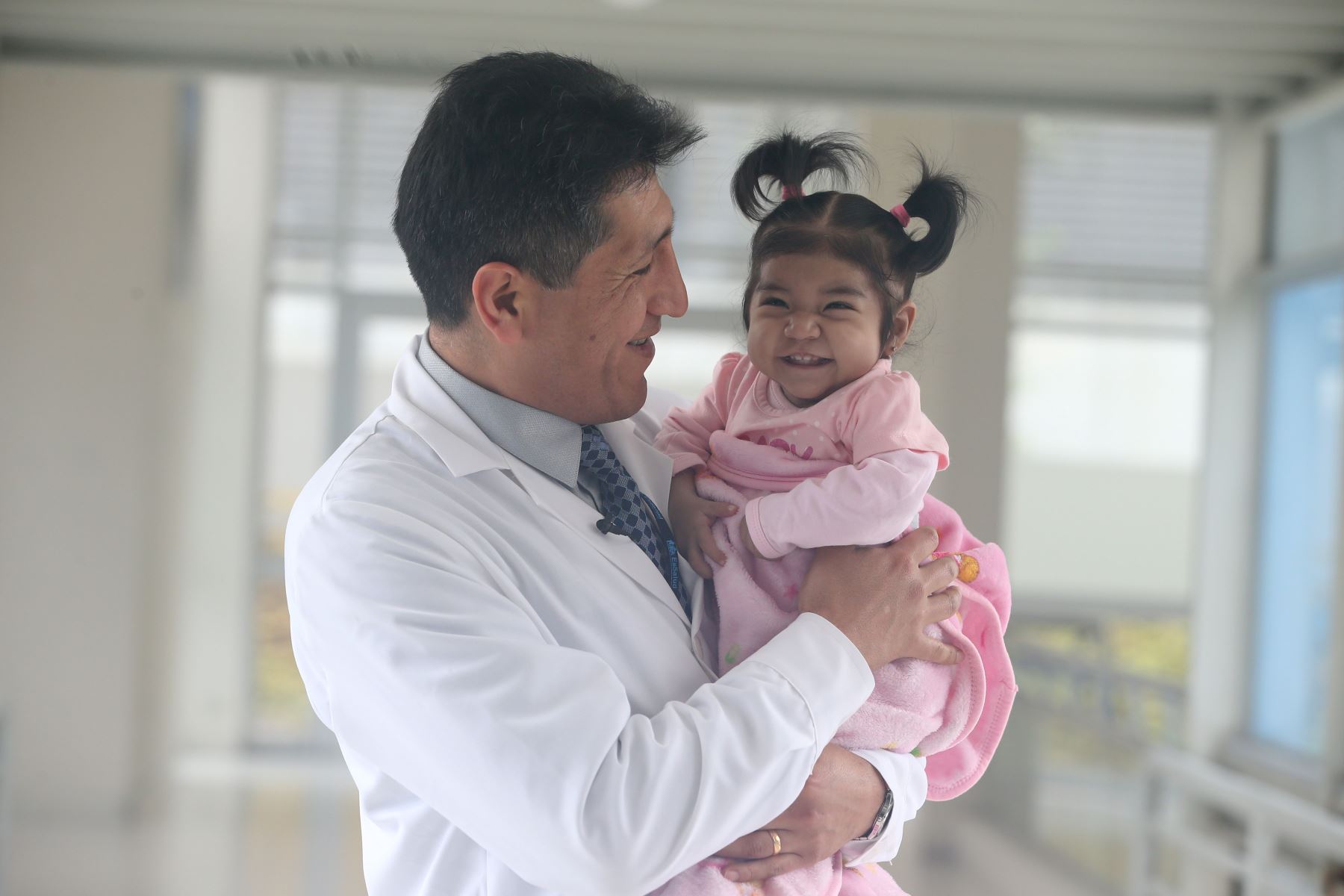 Cirujano de trasplante del hospital Rebagliati, que cumple 60 años, sabe que su misión es salvar la vida de niños y niñas que sufren un problema grave en el hígado. ANDINA/Vidal Tarqui