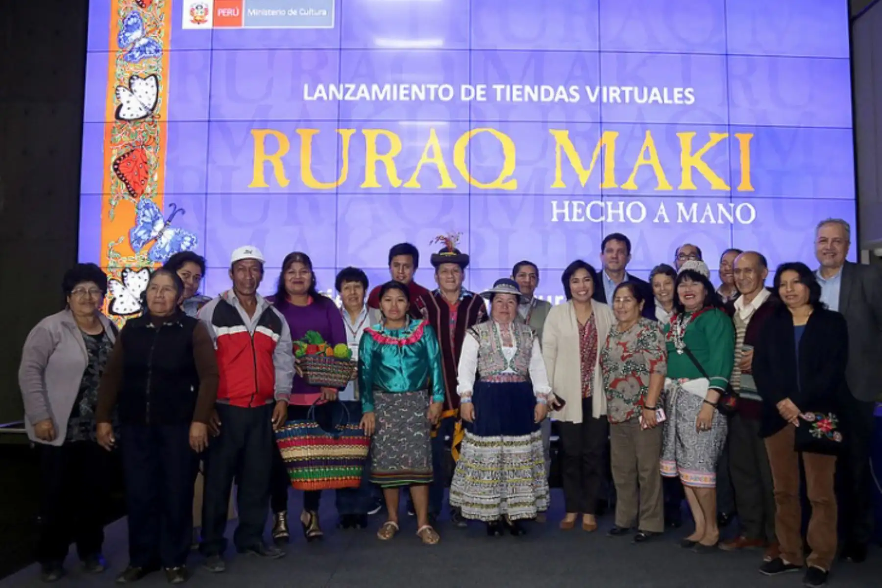 Los colectivos de artesanos que son parte de “Ruraq maki, hecho a mano”, abrieron las puertas de sus negocios al mundo para iniciar la distribución de sus creaciones a través de tienda virtuales que presentó hoy la ministra de Cultura, Patricia Balbuena.