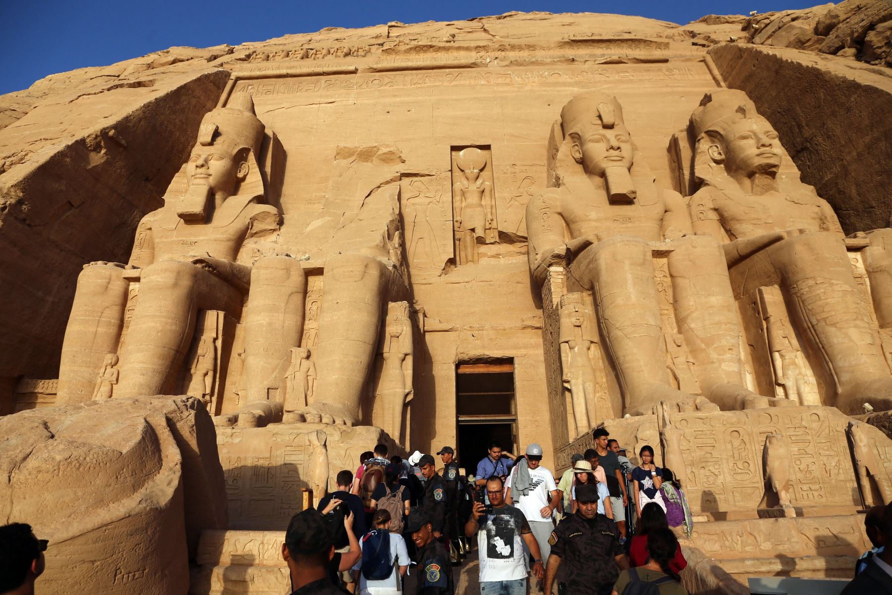 Turistas visitan el templo de Abu Simbel, a unos 300 km al sur de Asuán, en Egipto Foto: AFP