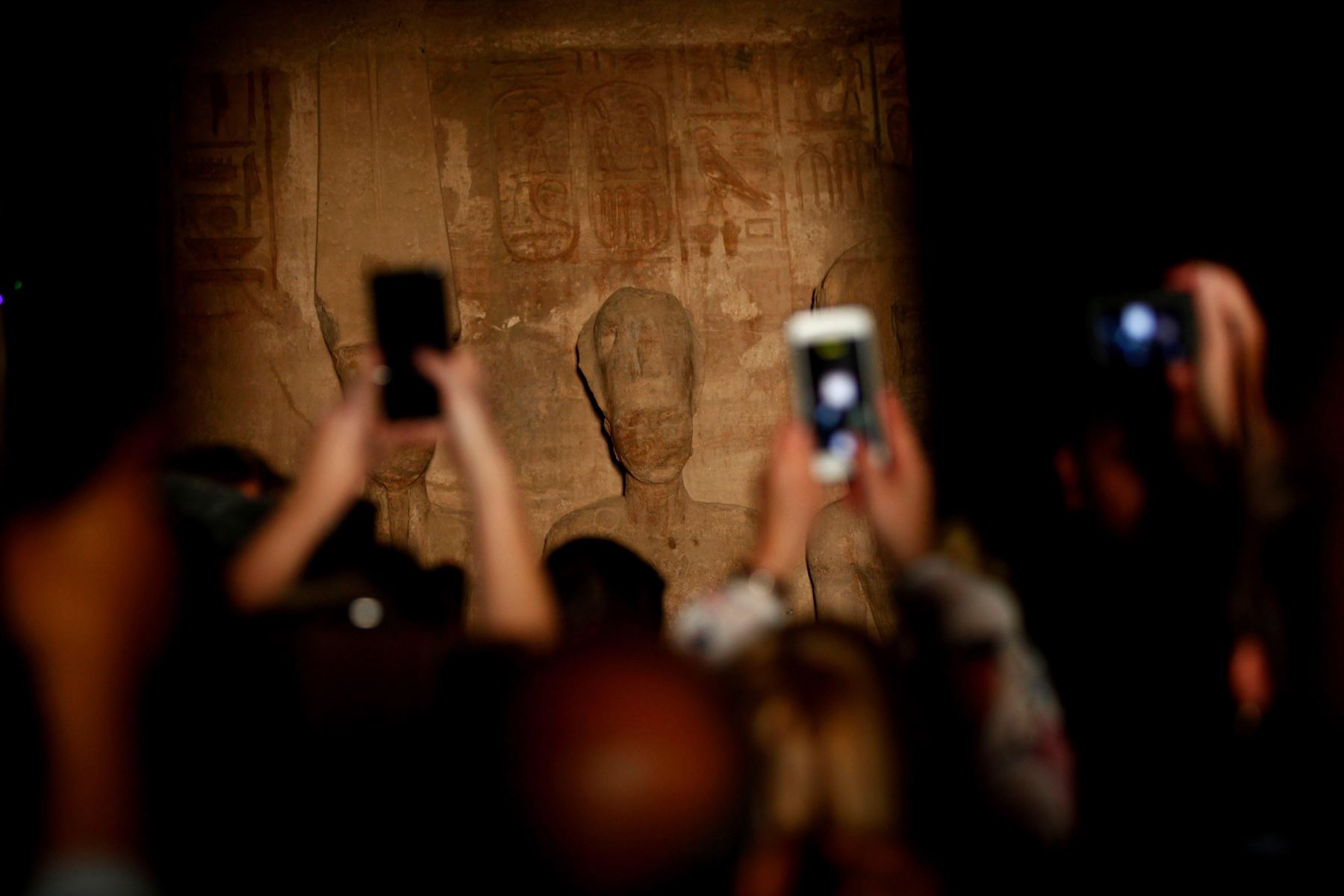 Turistas visitan el templo de Abu Simbel, a unos 300 km al sur de Asuán, en Egipto Foto: AFP