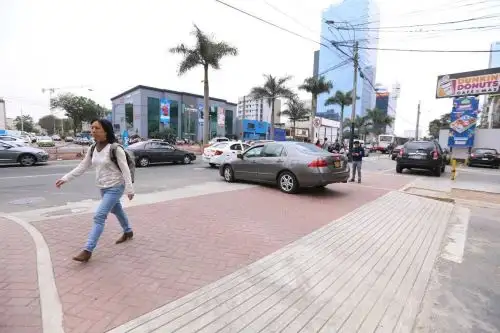 Construyen rampas para discapacitados que sirven como reductores de velocidad. Foto: ANDINA/Difusión.