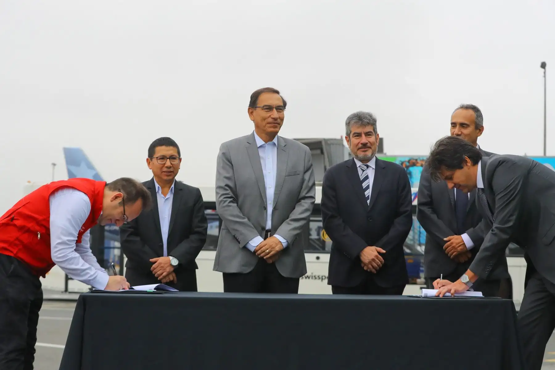 Jefe de Estado, Martín Vizcarra, presidió firma del acta y entrega de terrenos para la ampliación del Aeropuerto Internacional Jorge Chávez. Foto: ANDINA/Andrés Valle/Prensa Presidencia