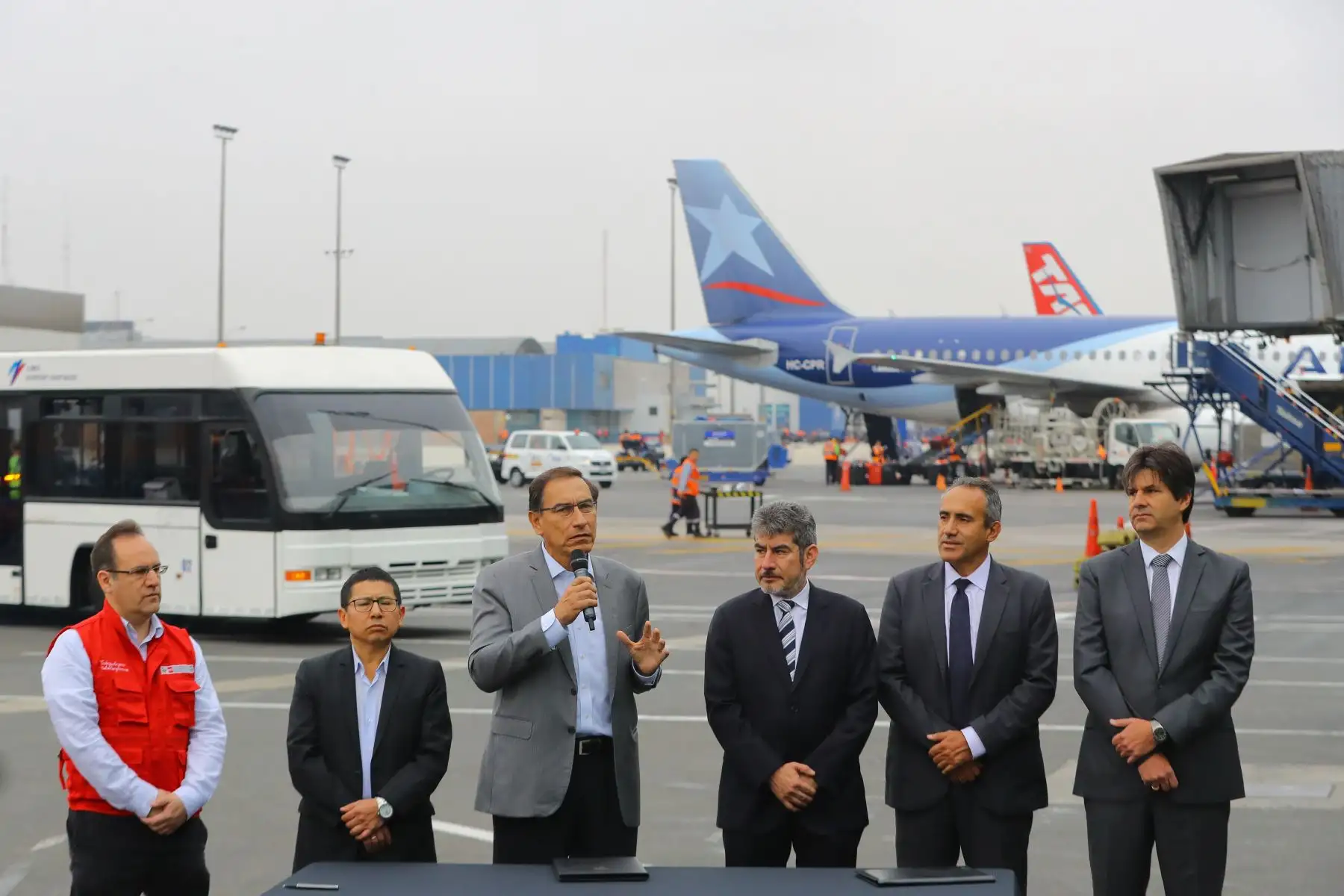 Jefe de Estado, Martín Vizcarra, presidió firma del acta y entrega de terrenos para la ampliación del Aeropuerto Internacional Jorge Chávez. Foto: ANDINA/Andrés Valle/Prensa Presidencia