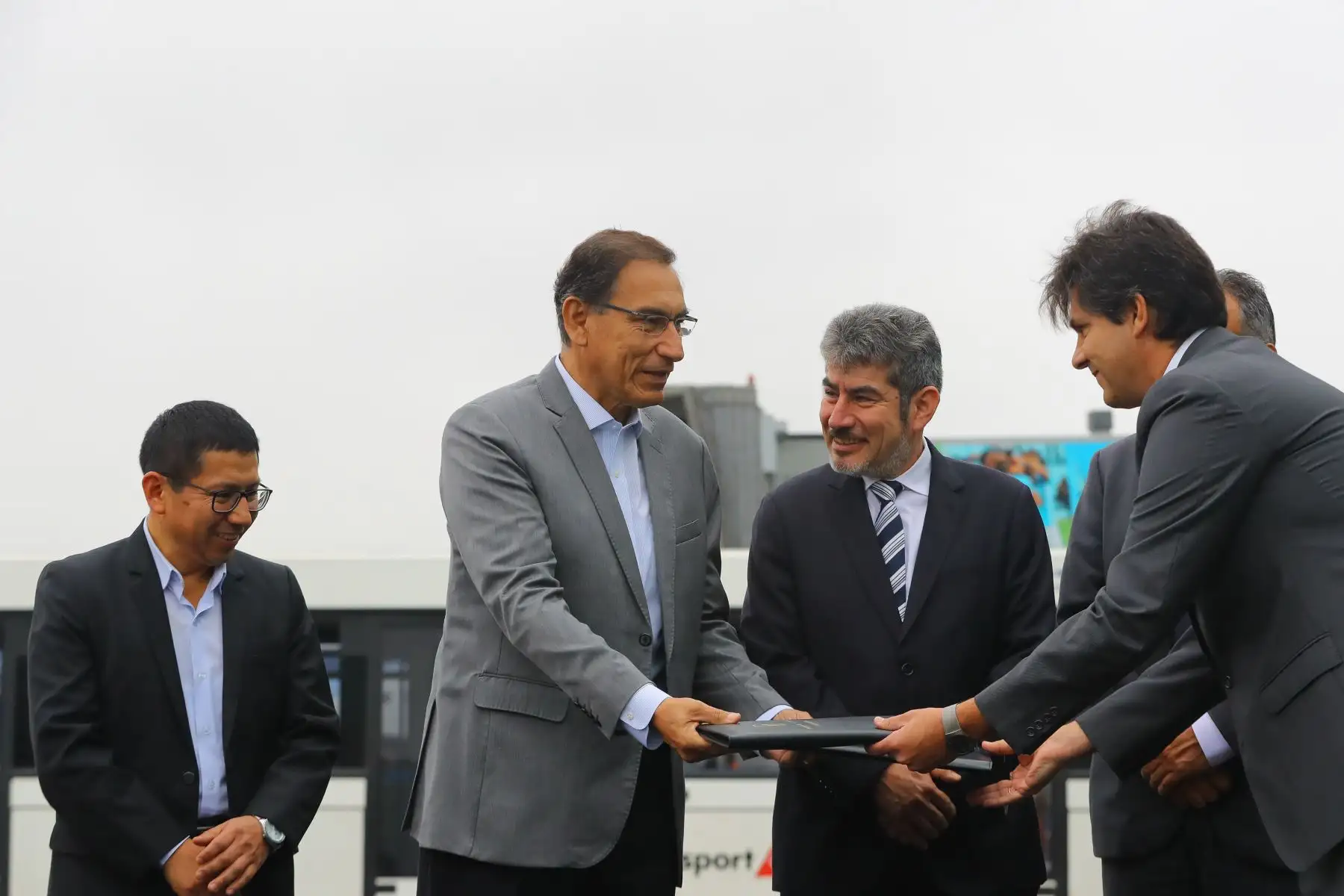 Jefe de Estado, Martín Vizcarra, presidió firma del acta y entrega de terrenos para la ampliación del Aeropuerto Internacional Jorge Chávez. Foto: ANDINA/Andrés Valle/Prensa Presidencia