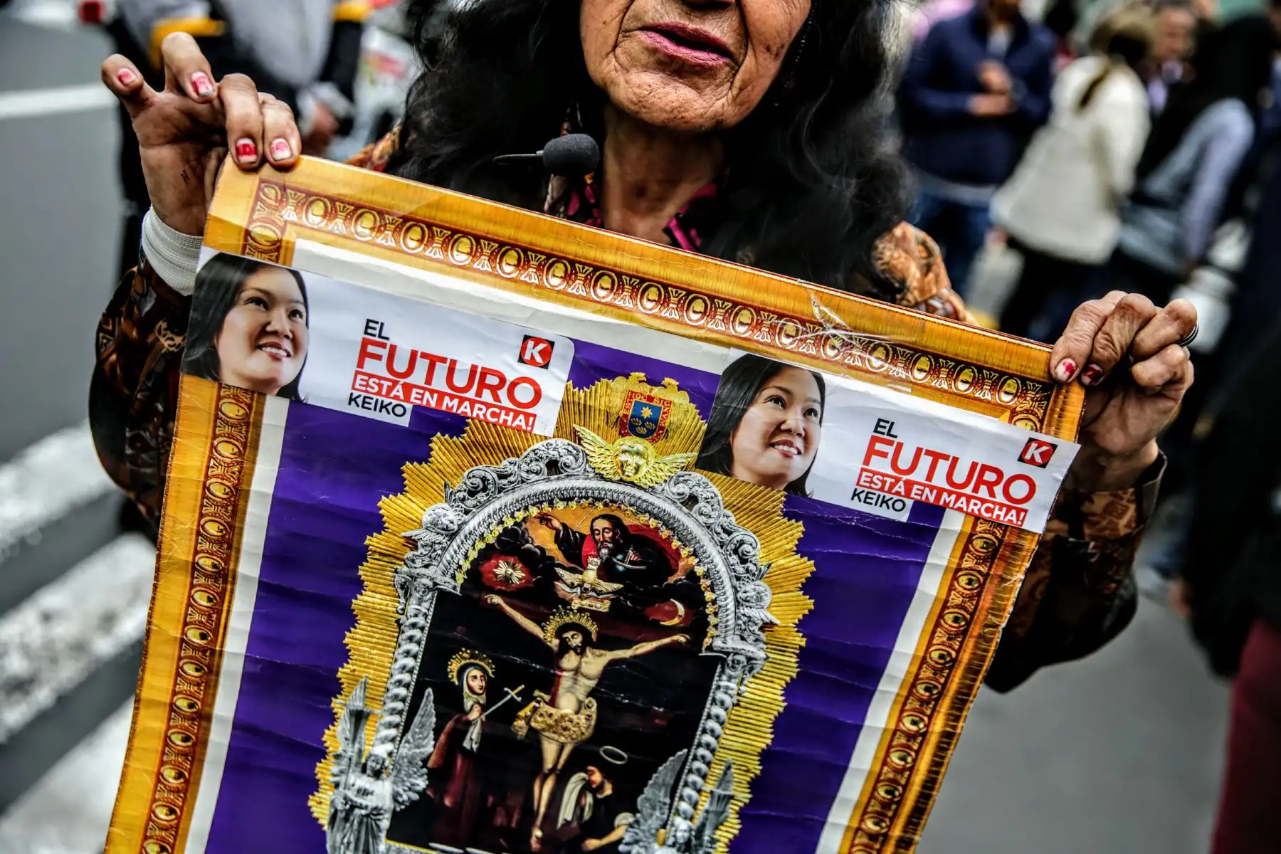 Simpatizantes del partido político Fuerza Popular y antifujimoristas esperan la sentencia que dictará el juez Carhuancho a las afueras de La Sala Penal Nacional. Foto: ANDINA/Luis Iparraguirre