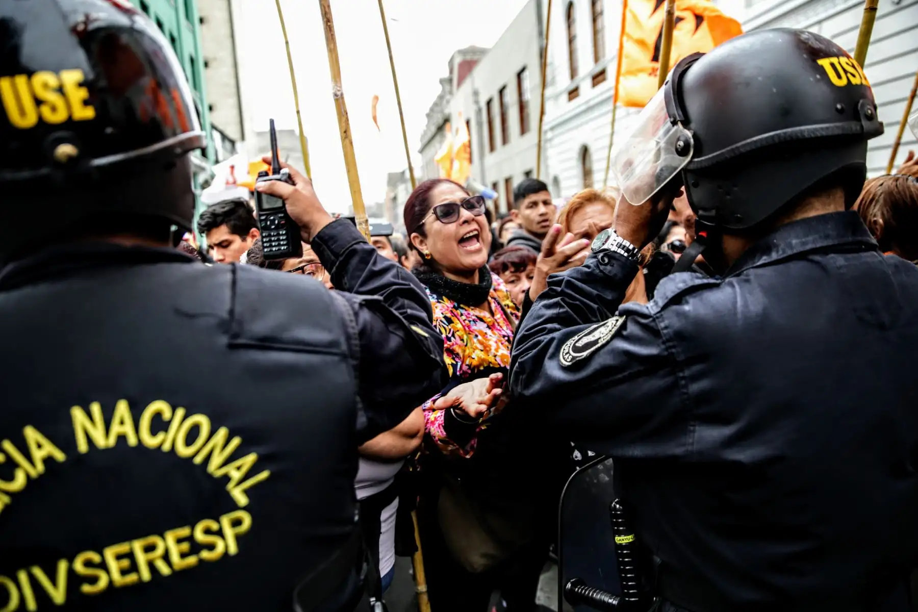 Simpatizantes del partido político Fuerza Popular y antifujimoristas esperan la sentencia que dictará el juez Carhuancho a las afueras de La Sala Penal Nacional. Foto: ANDINA/Luis Iparraguirre