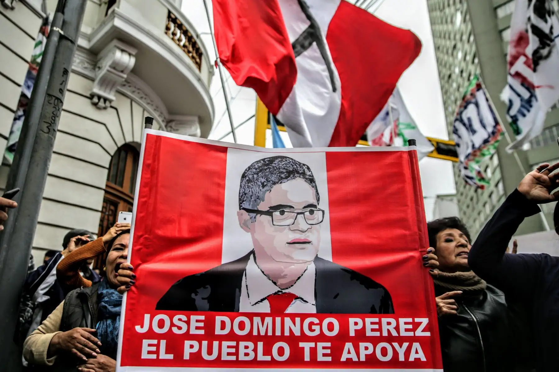 Simpatizantes del partido político Fuerza Popular y antifujimoristas esperan la sentencia que dictará el juez Carhuancho a las afueras de La Sala Penal Nacional. Foto: ANDINA/Luis Iparraguirre