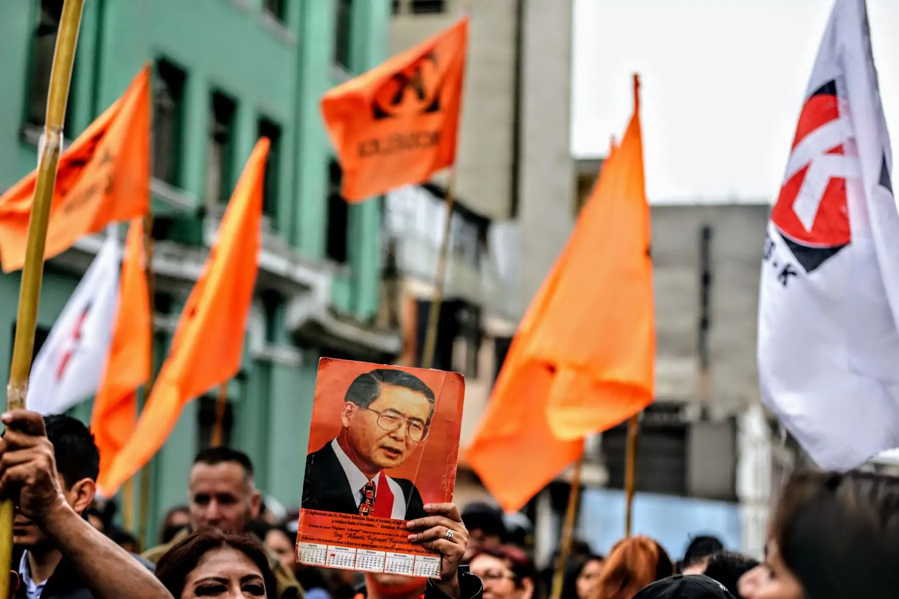 Simpatizantes del partido político Fuerza Popular y antifujimoristas esperan la sentencia que dictará el juez Carhuancho a las afueras de La Sala Penal Nacional. Foto: ANDINA/Luis Iparraguirre