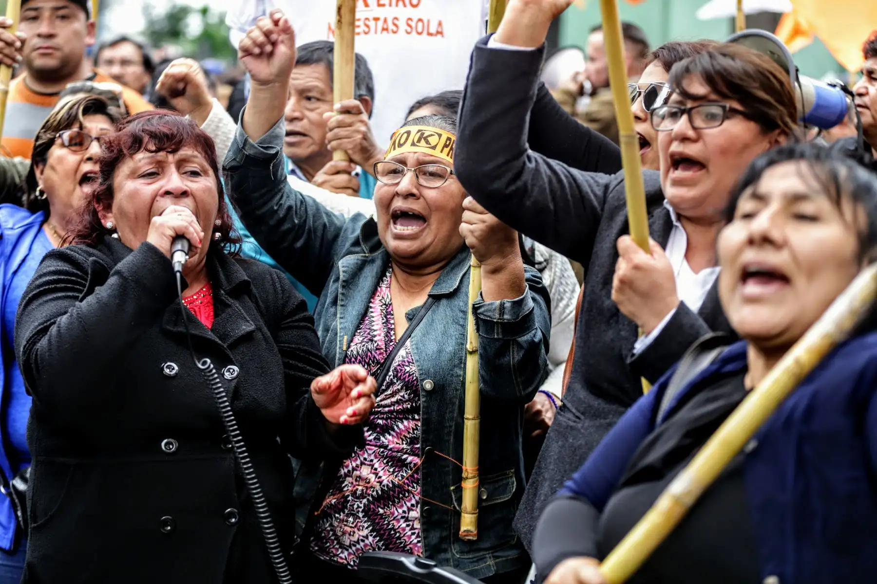 Simpatizantes del partido político Fuerza Popular y antifujimoristas esperan la sentencia que dictará el juez Carhuancho a las afueras de La Sala Penal Nacional. Foto: ANDINA/Luis Iparraguirre