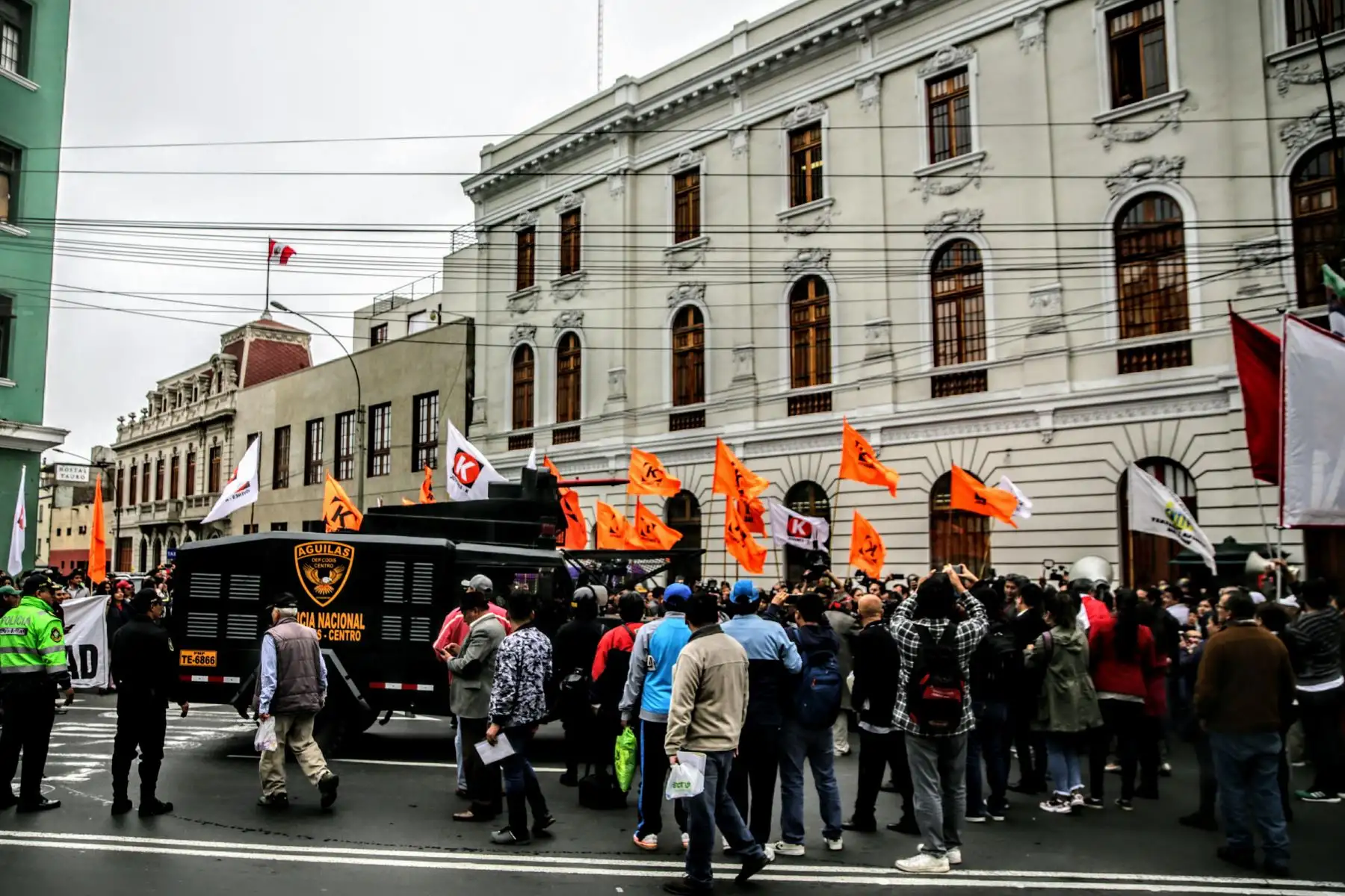 Simpatizantes del partido político Fuerza Popular y antifujimoristas esperan la sentencia que dictará el juez Carhuancho a las afueras de La Sala Penal Nacional. Foto: ANDINA/Luis Iparraguirre