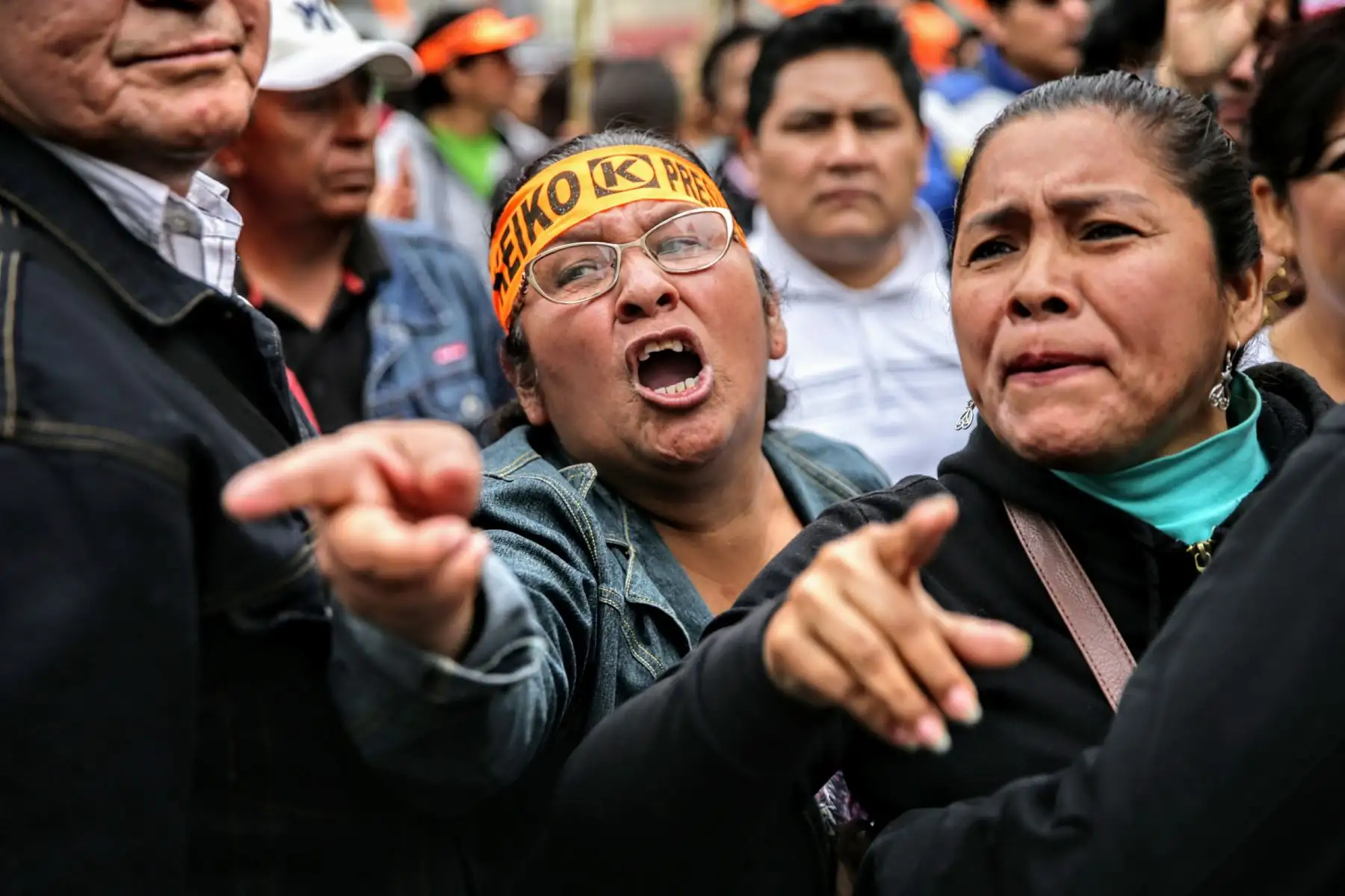 Simpatizantes del partido político Fuerza Popular y antifujimoristas esperan la sentencia que dictará el juez Carhuancho a las afueras de La Sala Penal Nacional. Foto: ANDINA/Luis Iparraguirre