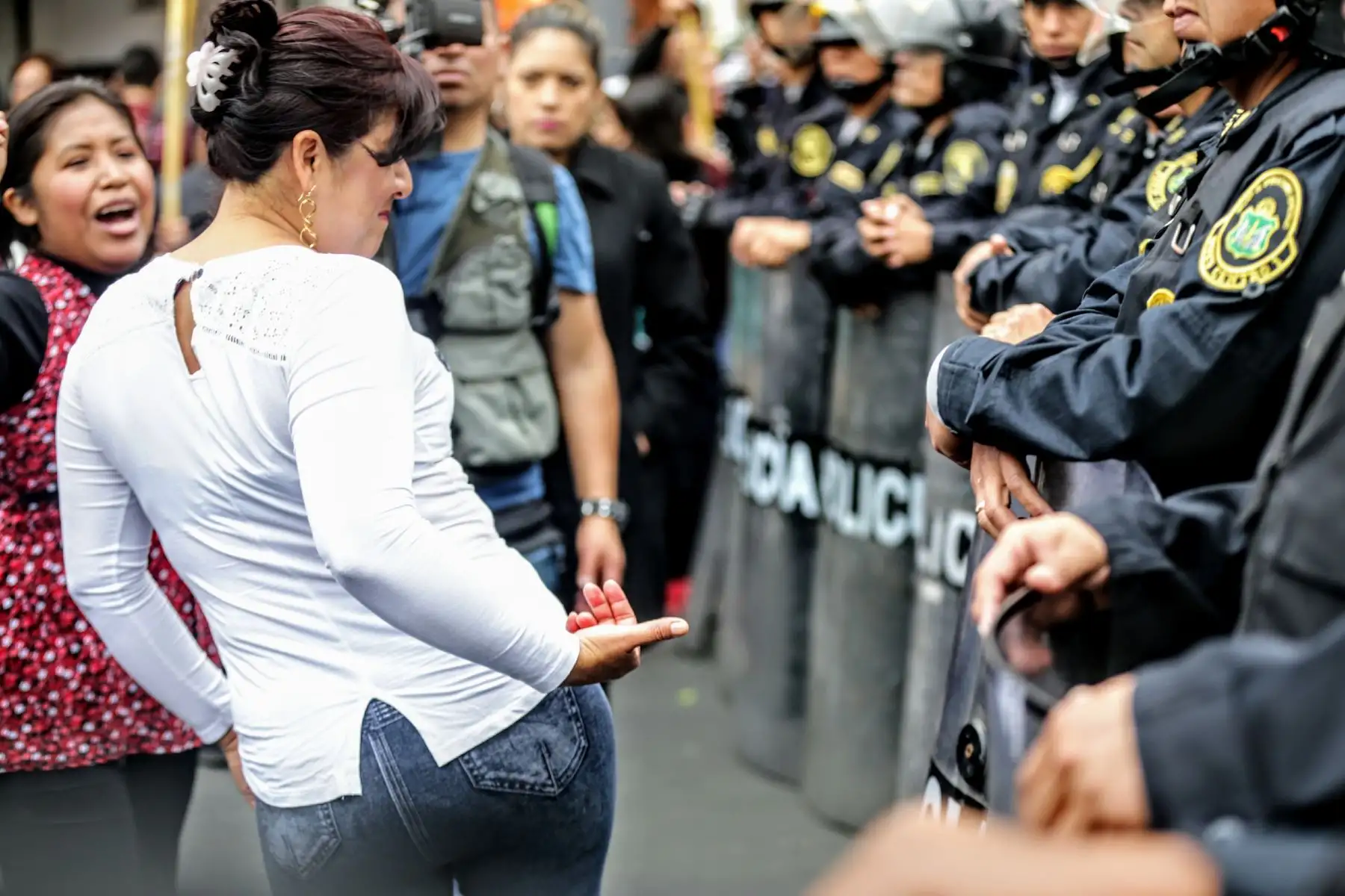 Simpatizantes del partido político Fuerza Popular y antifujimoristas esperan la sentencia que dictará el juez Carhuancho a las afueras de La Sala Penal Nacional. Foto: ANDINA/Luis Iparraguirre