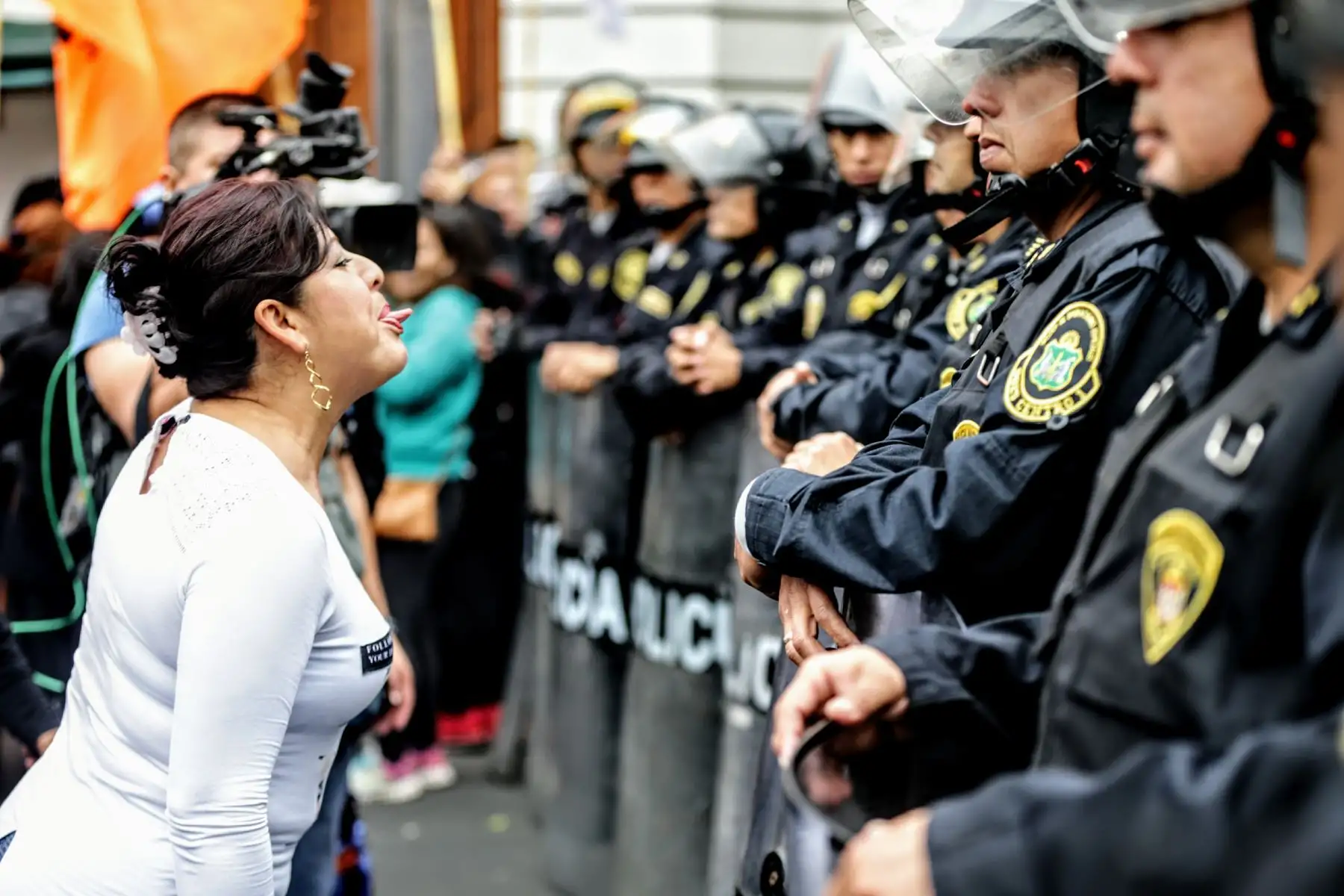 Simpatizantes del partido político Fuerza Popular y antifujimoristas esperan la sentencia que dictará el juez Carhuancho a las afueras de La Sala Penal Nacional. Foto: ANDINA/Luis Iparraguirre