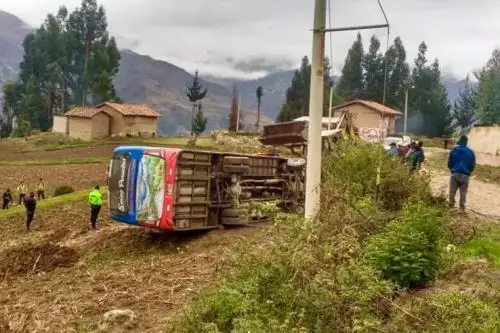 Ómnibus sufre vuelco y deja ocho heridos en la sierra de la región Áncash. ANDINA