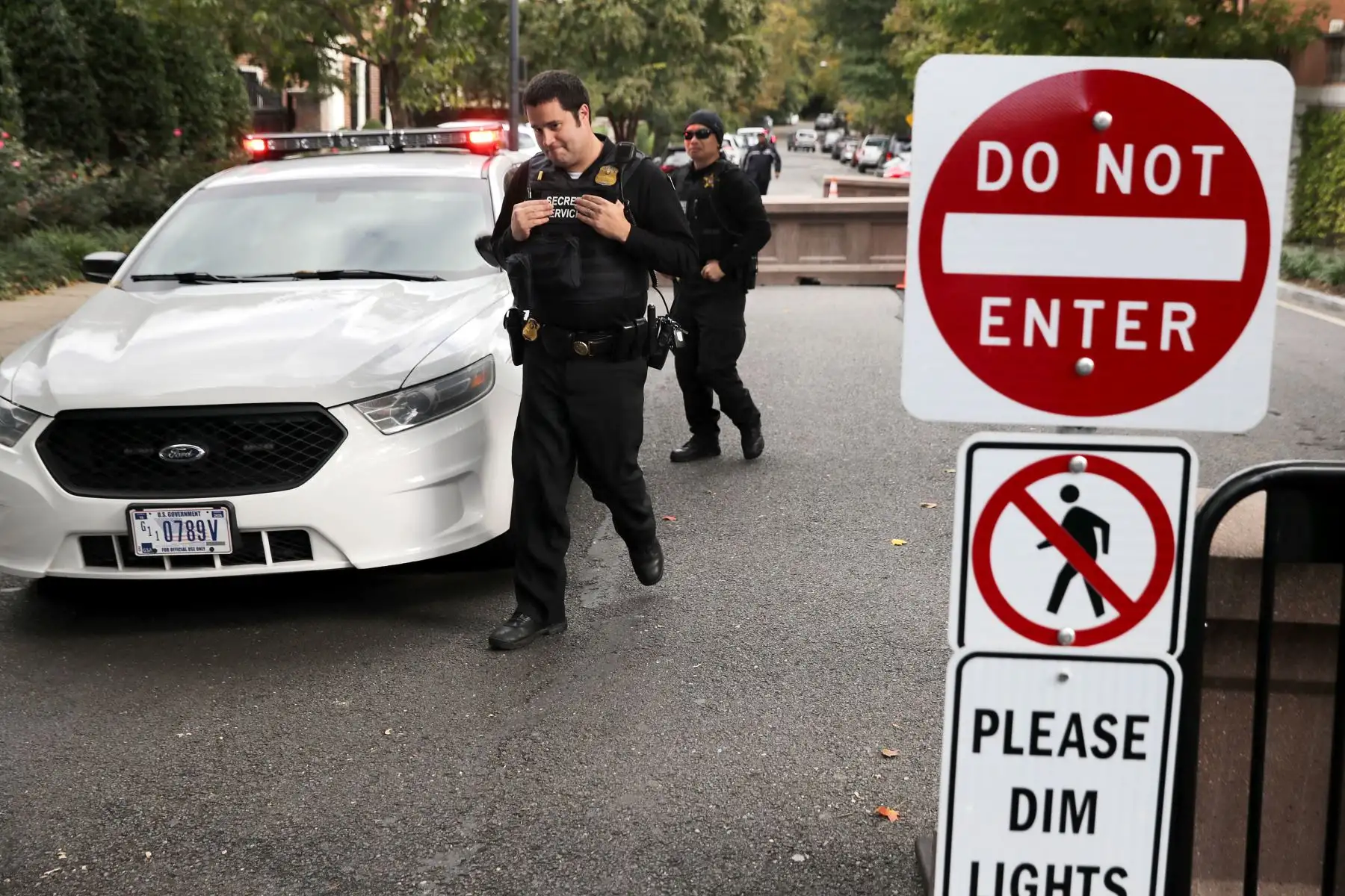 Los oficiales de la División de Uniformes del Servicio Secreto de los EE. UU. Montan guardia al final de la cuadra donde viven el ex presidente Barack Obama y su familia y donde se envió un artefacto explosivo el 24 de octubre de 2018 a Washington, DC. El Servicio Secreto dijo que interceptó el artefacto explosivo enviado a los Obamas y uno similar que también fue enviado a la ex Secretaria de Estado Hillary Clinton y a su esposo, el ex presidente Bill Clinton. Foto: AFP
