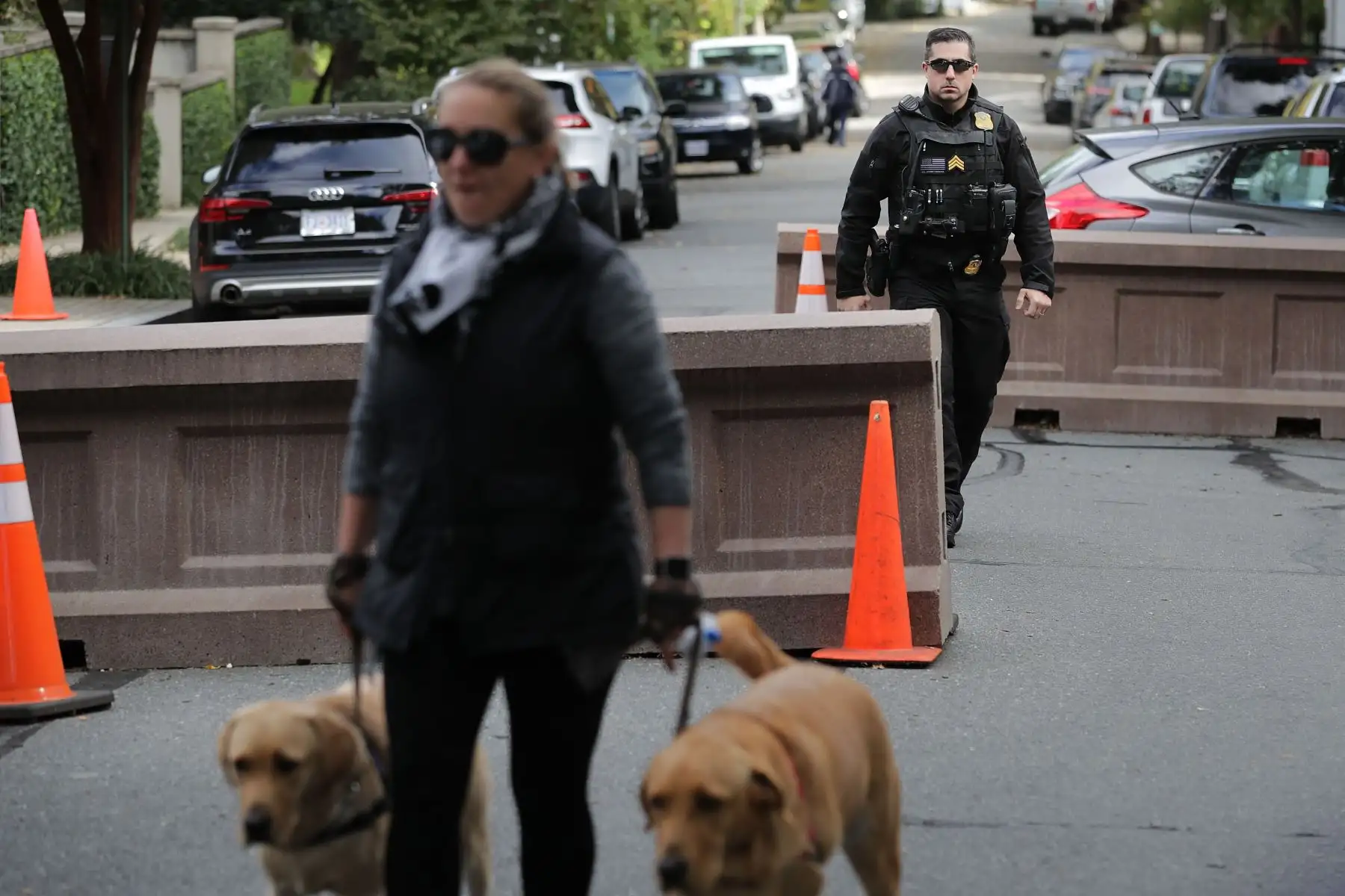 Un oficial de la División de Uniformes del Servicio Secreto de los EE. UU. Patrulla a lo largo de la cuadra donde viven el ex presidente Barack Obama y su familia y donde se envió un artefacto explosivo el 24 de octubre de 2018 a Washington, DC. El Servicio Secreto dijo que interceptó el artefacto explosivo enviado a los Obamas y uno similar que también fue enviado a la ex Secretaria de Estado Hillary Clinton y a su esposo, el ex presidente Bill Clinton. AFP
