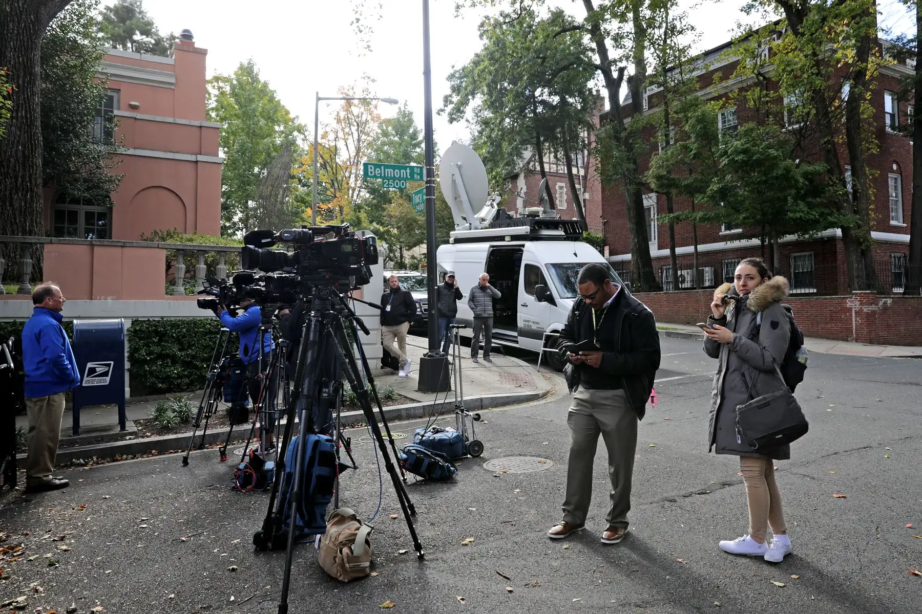 Una fila de cámaras de noticias de televisión se colocan en trípodes al final del bloque donde viven el ex presidente Barack Obama y su familia y donde se les envió un artefacto explosivo el 24 de octubre de 2018 en Washington, DC. El Servicio Secreto dijo que interceptó el artefacto explosivo enviado a los Obamas y uno similar que también fue enviado a la ex Secretaria de Estado Hillary Clinton y a su esposo, el ex presidente Bill Clinton. Otro dispositivo explosivo similar fue enviado a las oficinas de la