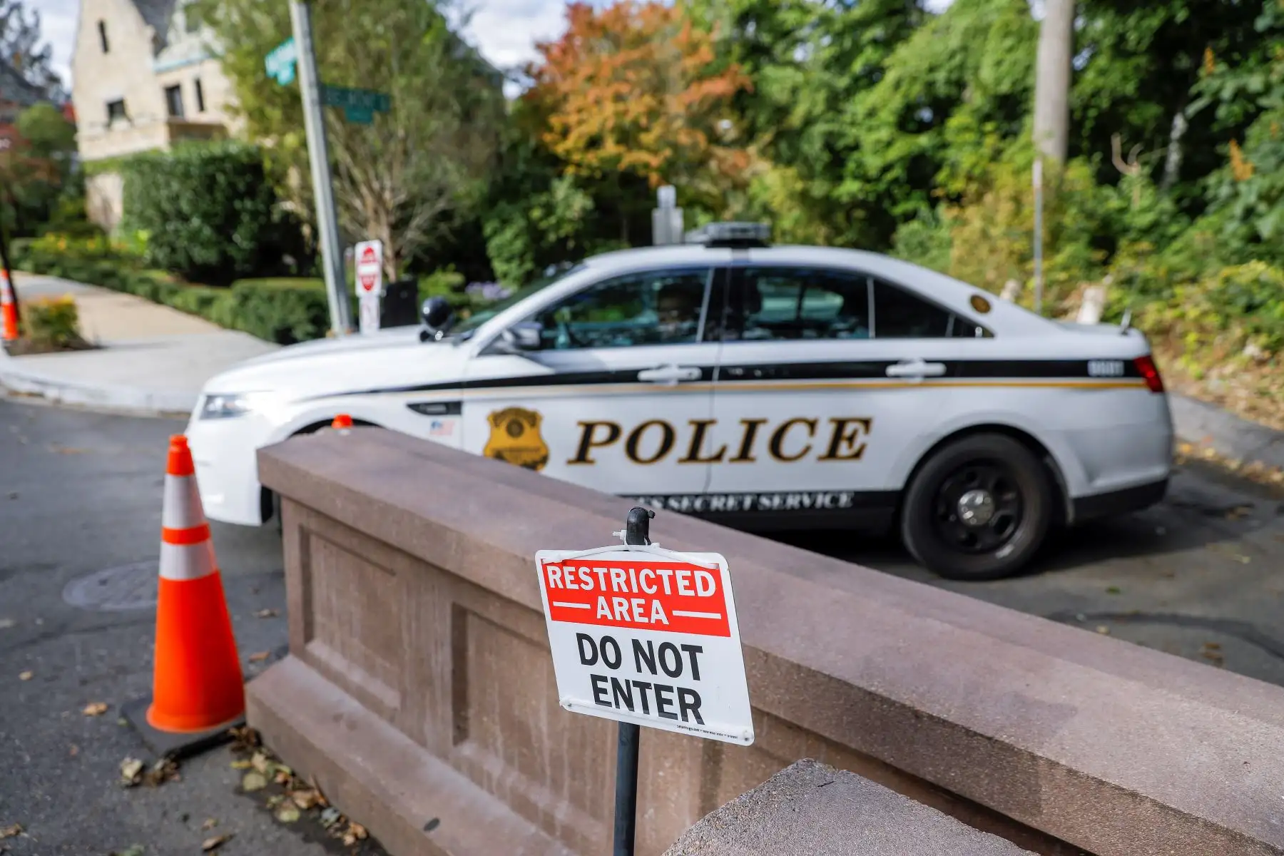 Un vehÍculo policial patrulla cerca de la residencia del expresidente estadounidense Barack Obama en Washington, Estados Unidos, hoy, 24 de octubre de 2018. Las autoridades estadounidenses encontraron artefactos explosivos en sendos sobres de correo dirigidos a la ex secretaria de Estado de Hillary Clinton en su oficina en Nueva York y a la residencia del expresidente Barack Obama en Washington. EFE