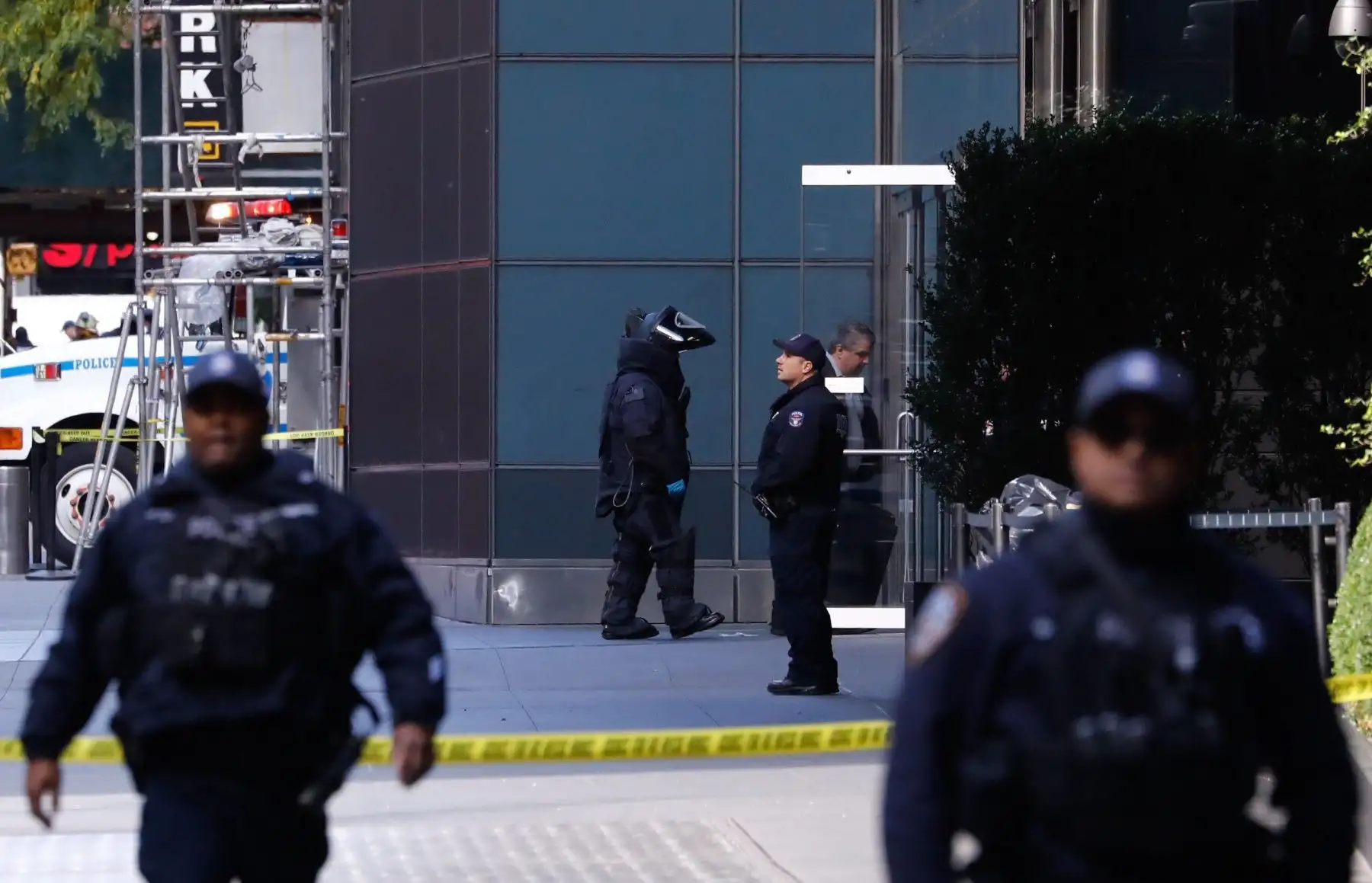 Miembros de la policia patrulla cerca de la residencia del expresidente estadounidense Barack Obama en Washington, Estados Unidos, hoy, 24 de octubre de 2018. Las autoridades estadounidenses encontraron artefactos explosivos en sendos sobres de correo dirigidos a la ex secretaria de Estado de Hillary Clinton en su oficina en Nueva York y a la residencia del expresidente Barack Obama en Washington. EFE