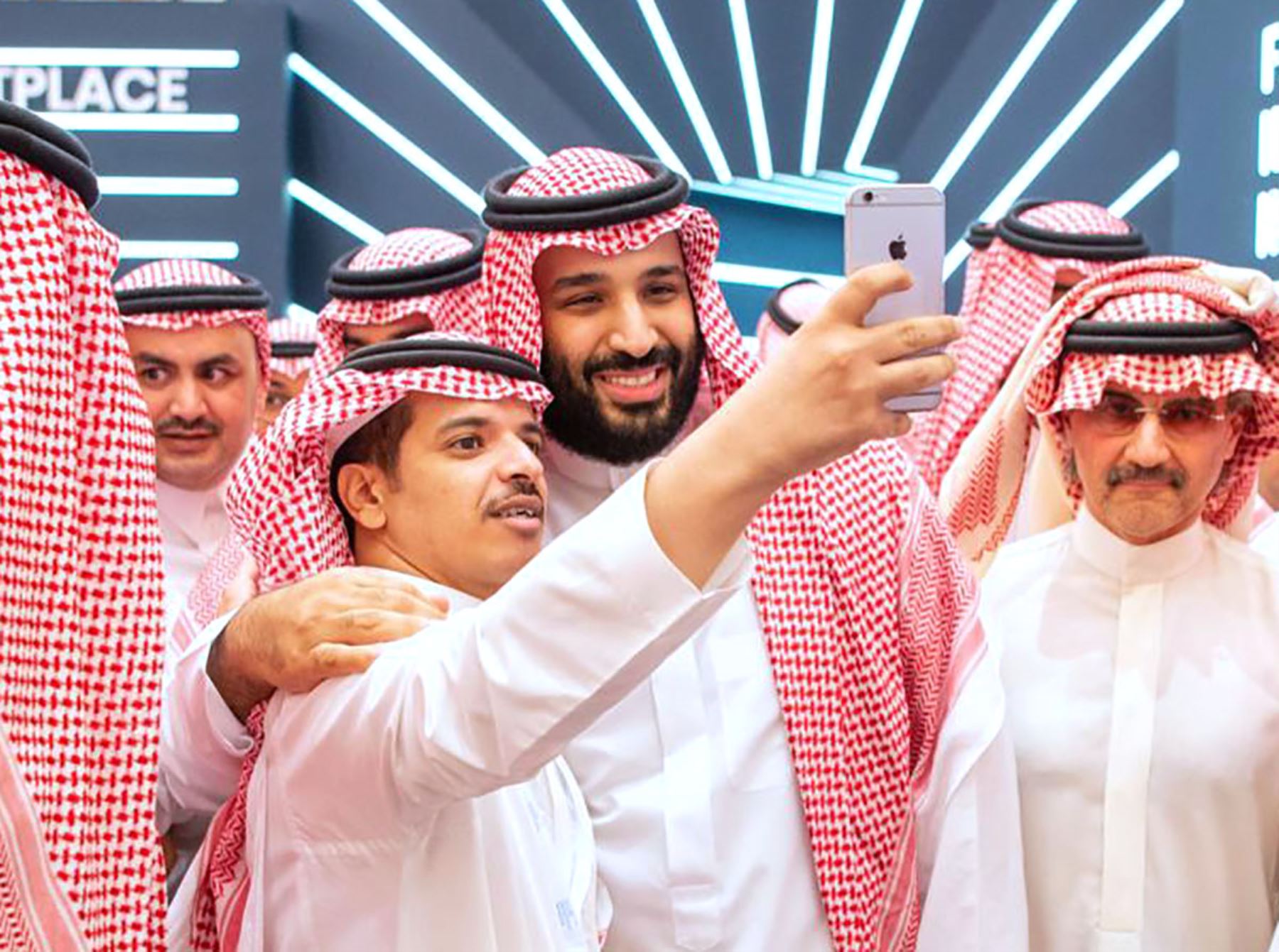 Príncipe Mohammed bin Salman de Arabia Saudita posando para un selfie Foto: AFP