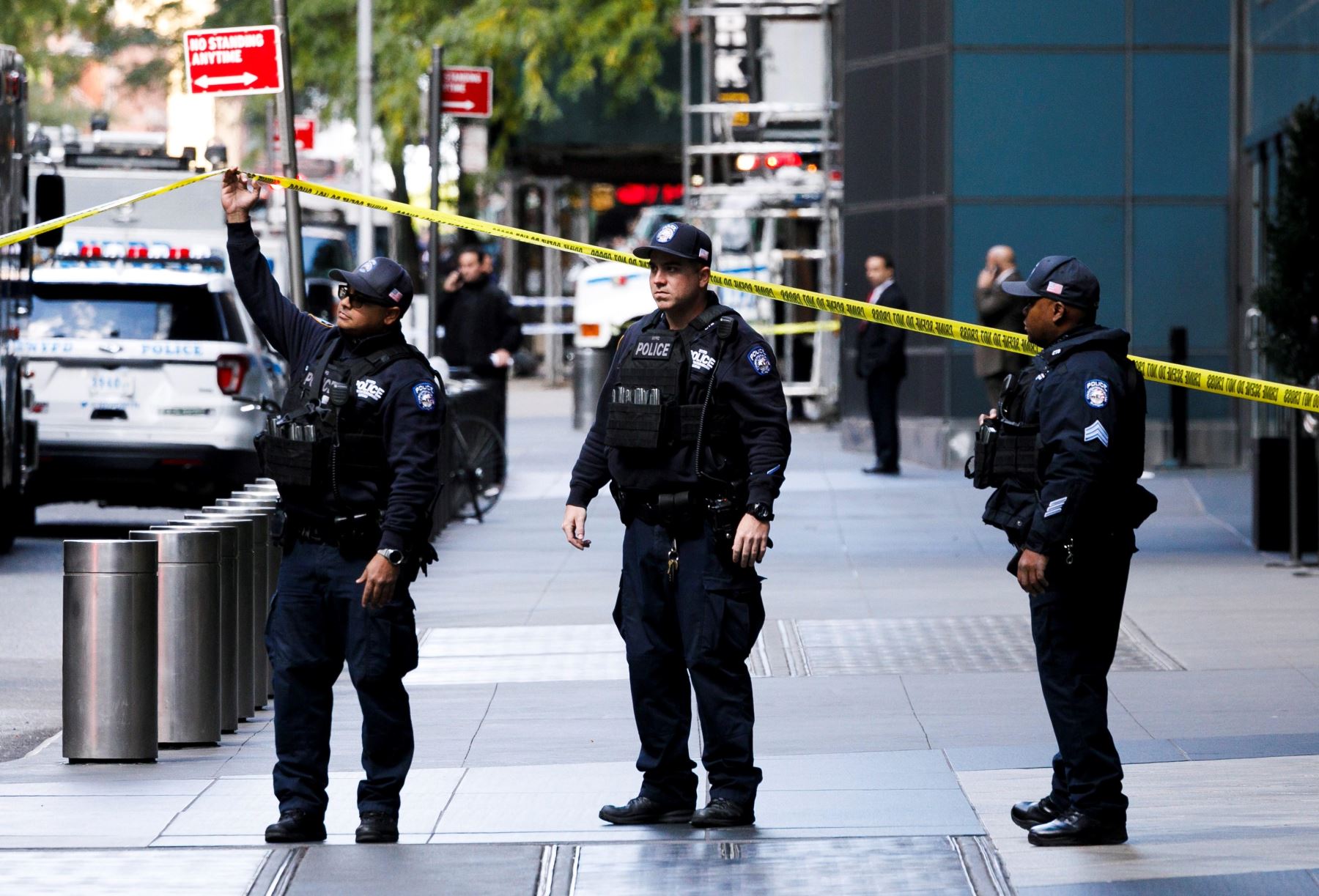Policías y técnicos de explosivos montan guardia en el exterior del edificio evacuado sede de Time Warner en Nueva York Foto: EFE