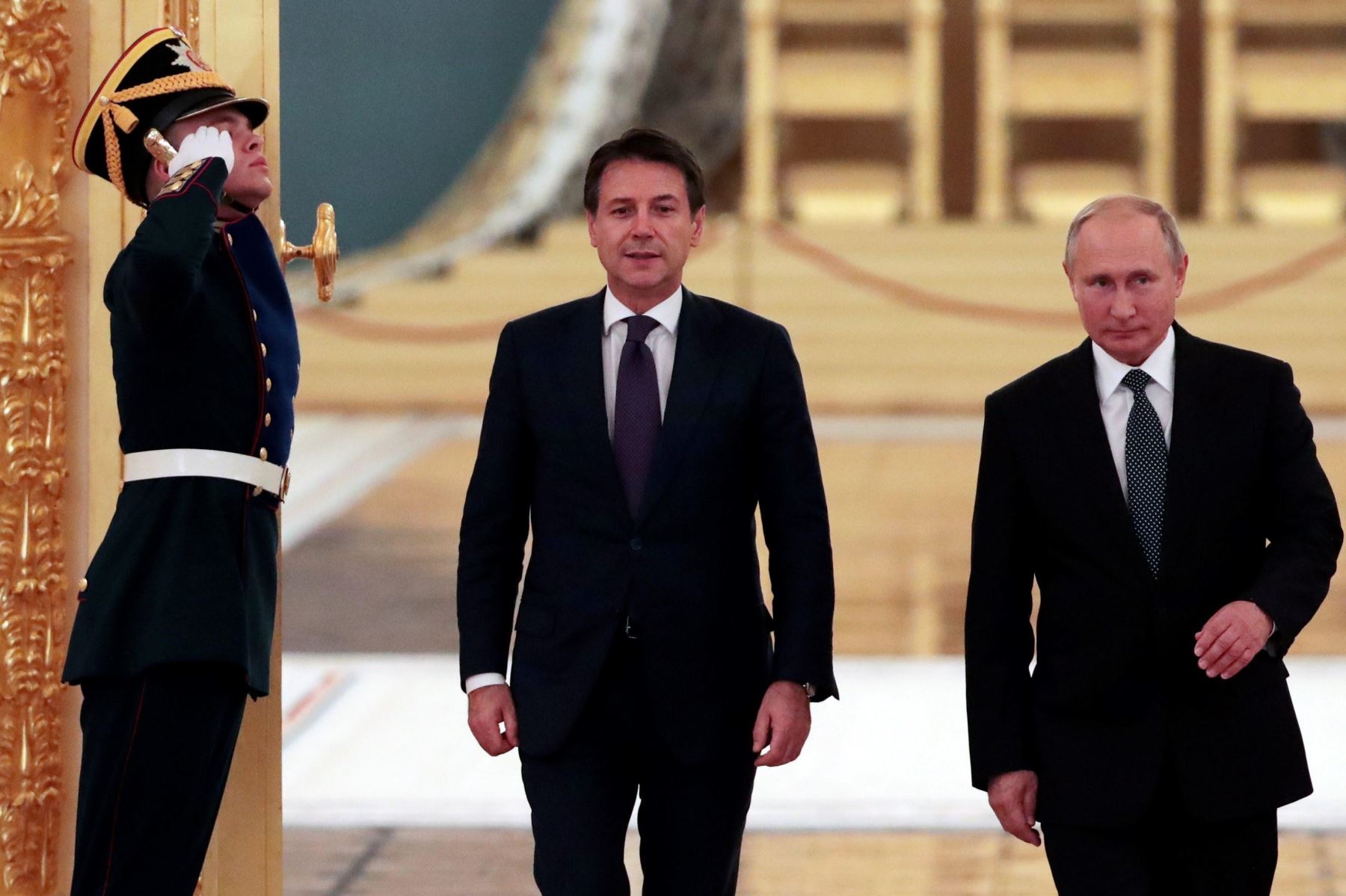 El presidente ruso, Vladímir Putin y el primer ministro de Italia, Giuseppe Conte, durante su reunión en el Kremlin de Moscú, Rusia Foto: EFE
