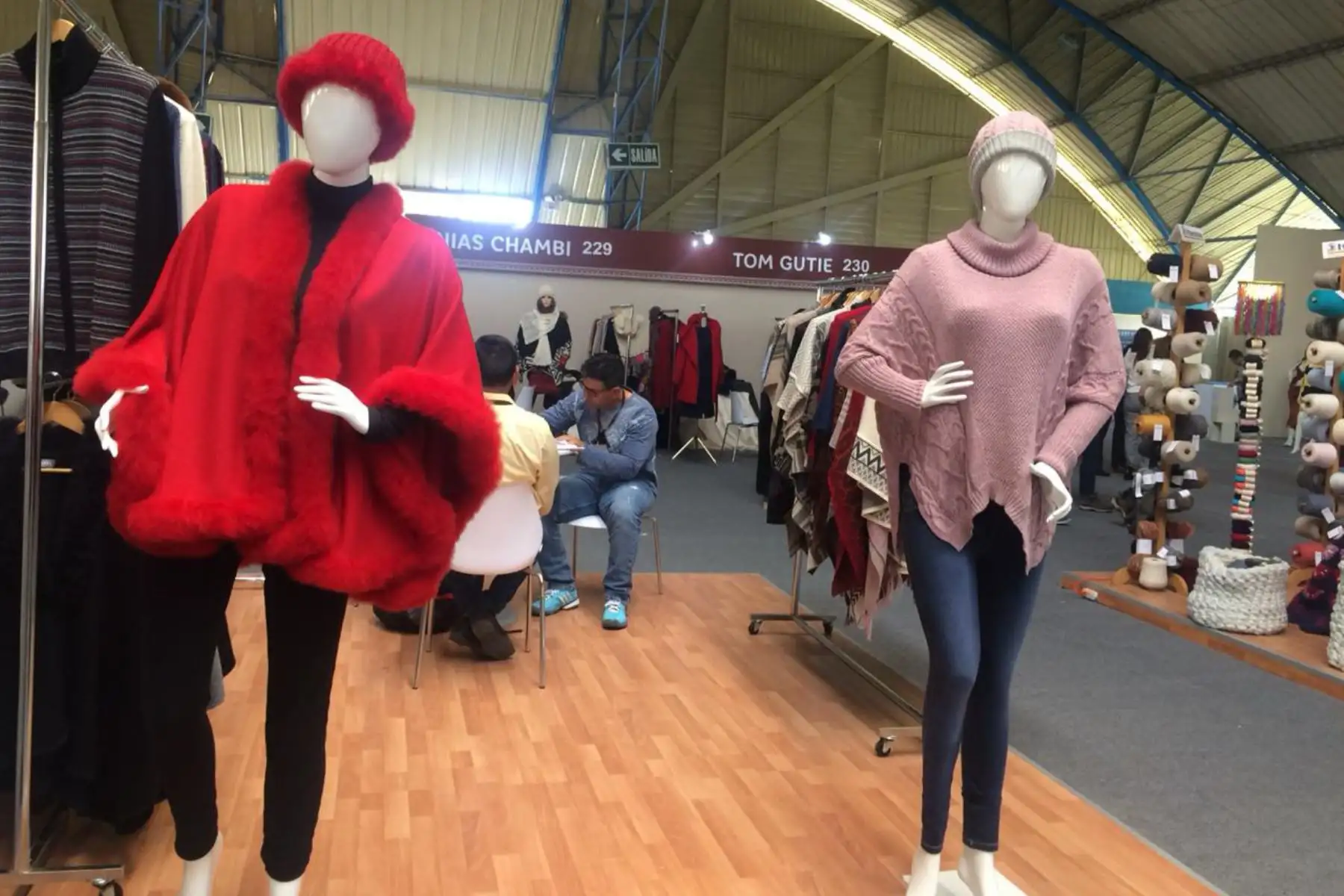 Prendas de fibra de alpaca se lucen en Alpaca Fiesta, en ArequipaFoto: . ANDINA