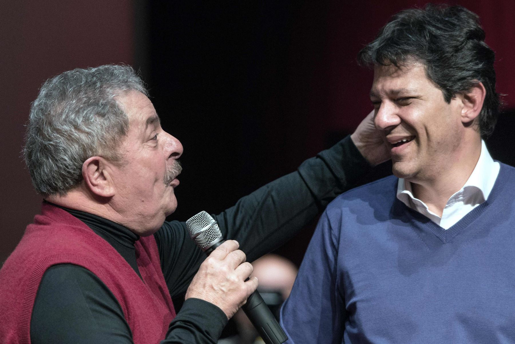 Foto de archivo el ex presidente de Brasil, Luiz Inácio Lula da Silva, saluda al entonces candidato a alcalde de Sao Paulo del Partido de los Trabajadores (PT) Fernando Haddad Foto: AFP