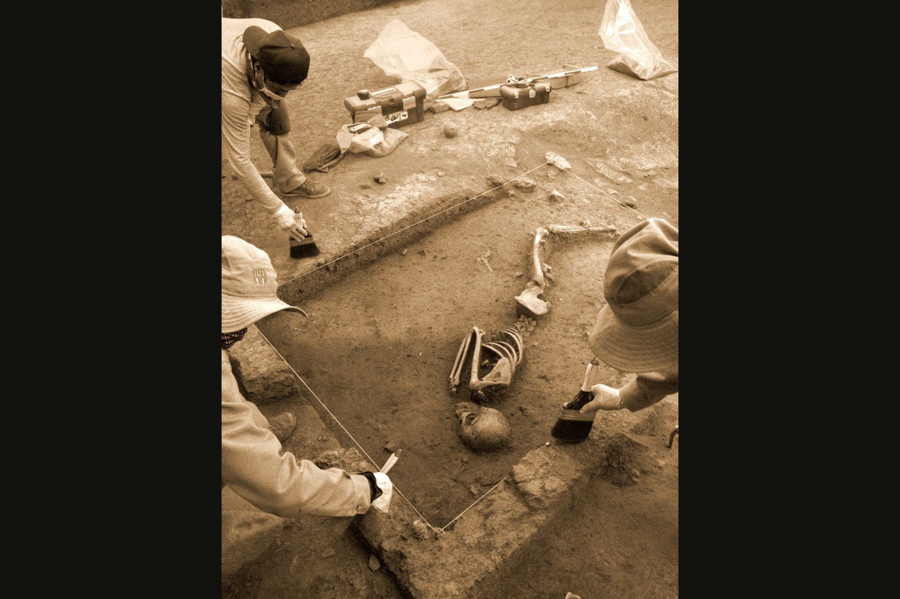 Dos entierros humanos que datan de hace 3 mil años fueron hallados recientemente por especialistas de la Dirección Desconcentrada de Cultura de Cusco (DDCC) en la zona arqueológica de Marcavalle, ubicado en el corazón de la ciudad del Cusco.
Foto: ANDINA/Percy Hurtado Santillán
