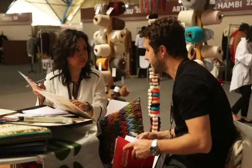 Más de 60 compradores de América, Europa y Asia llegaron a Arequipa participan en Alpaca Moda, atraídos por las confecciones con la fibra del camélido. Foto: Promperú