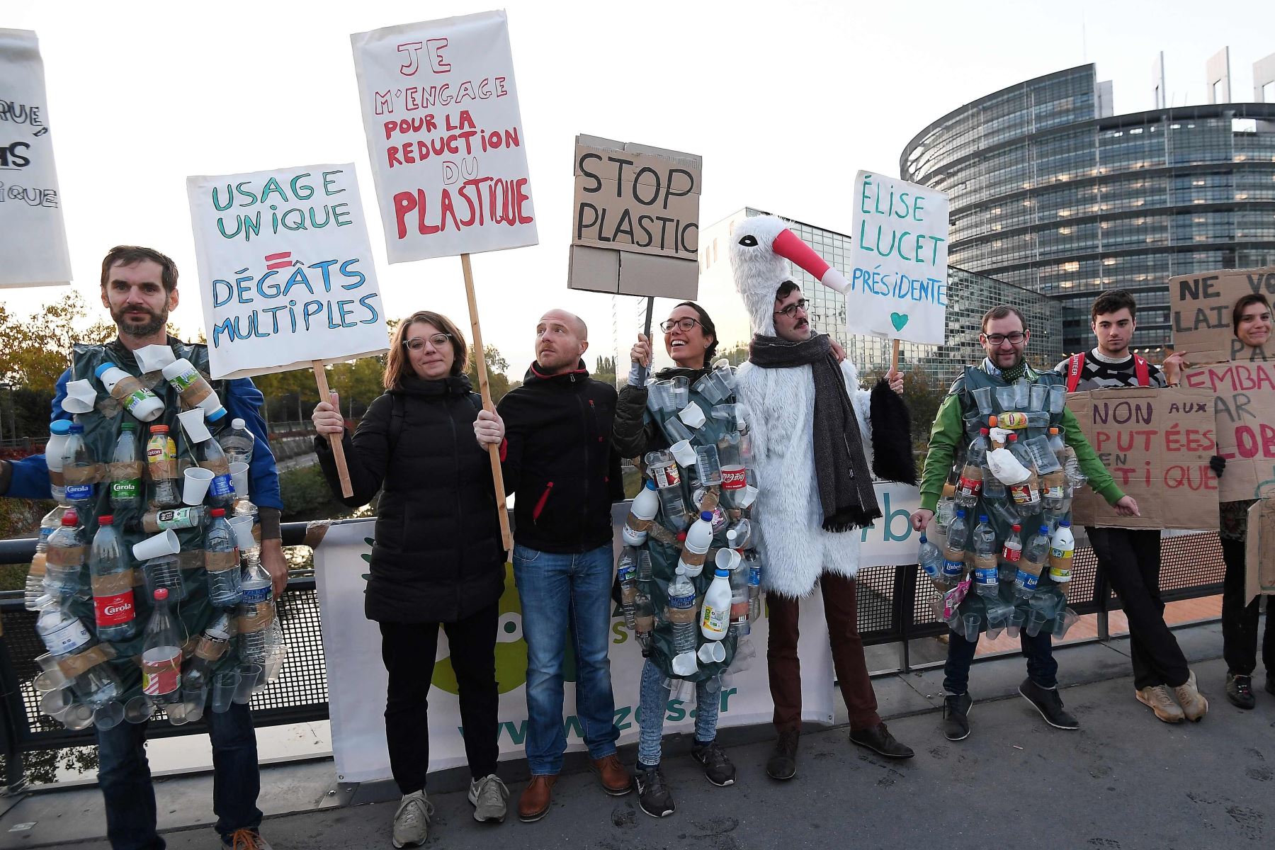 Manifestación frente al Parlamento Europeo a favor de la prohibición de la venta de artículos de plástico de un solo uso Foto: AFP