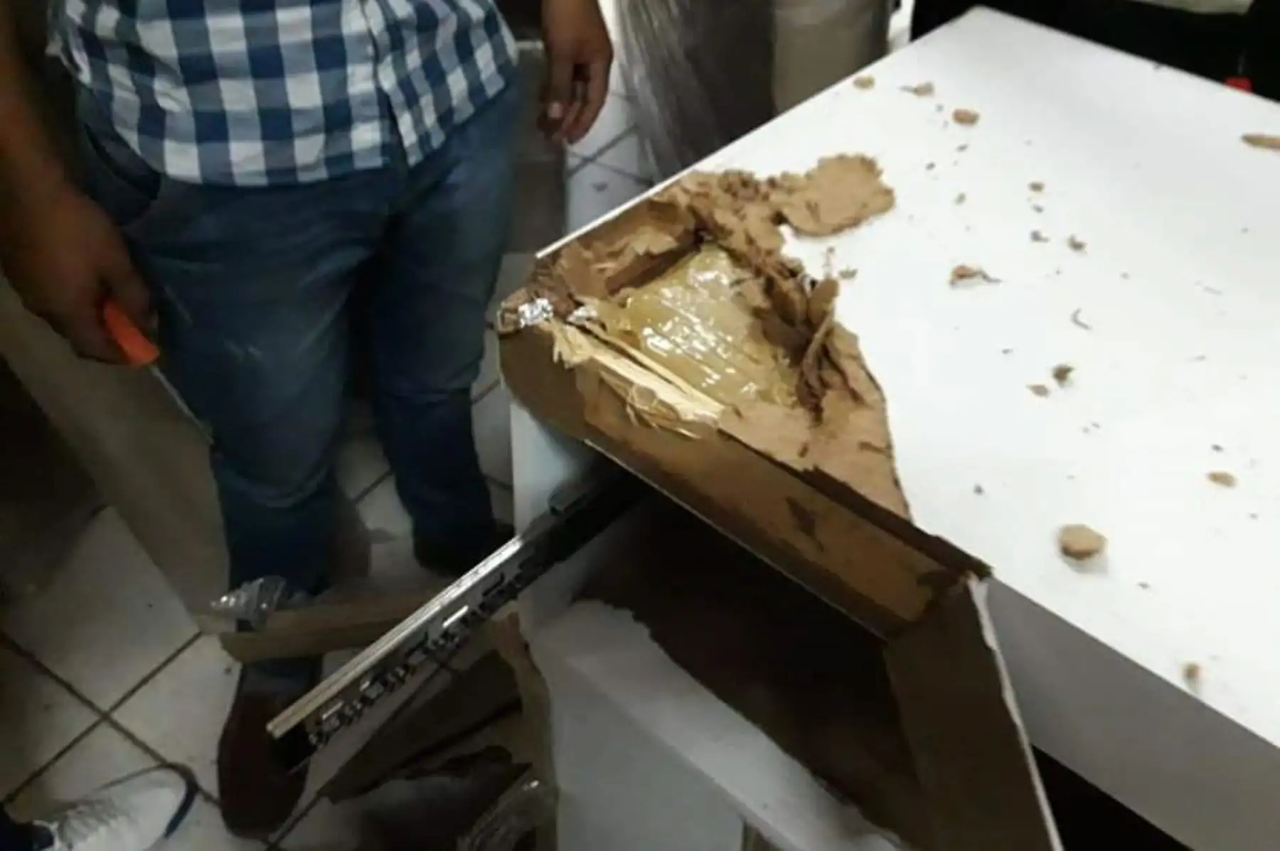 Agentes del Departamento Antidrogas decomisaron 650 kilos de marihuana, ocultos en muebles, en el almacén de una empresa de transportes en Aguas Verdes, región Tumbes.