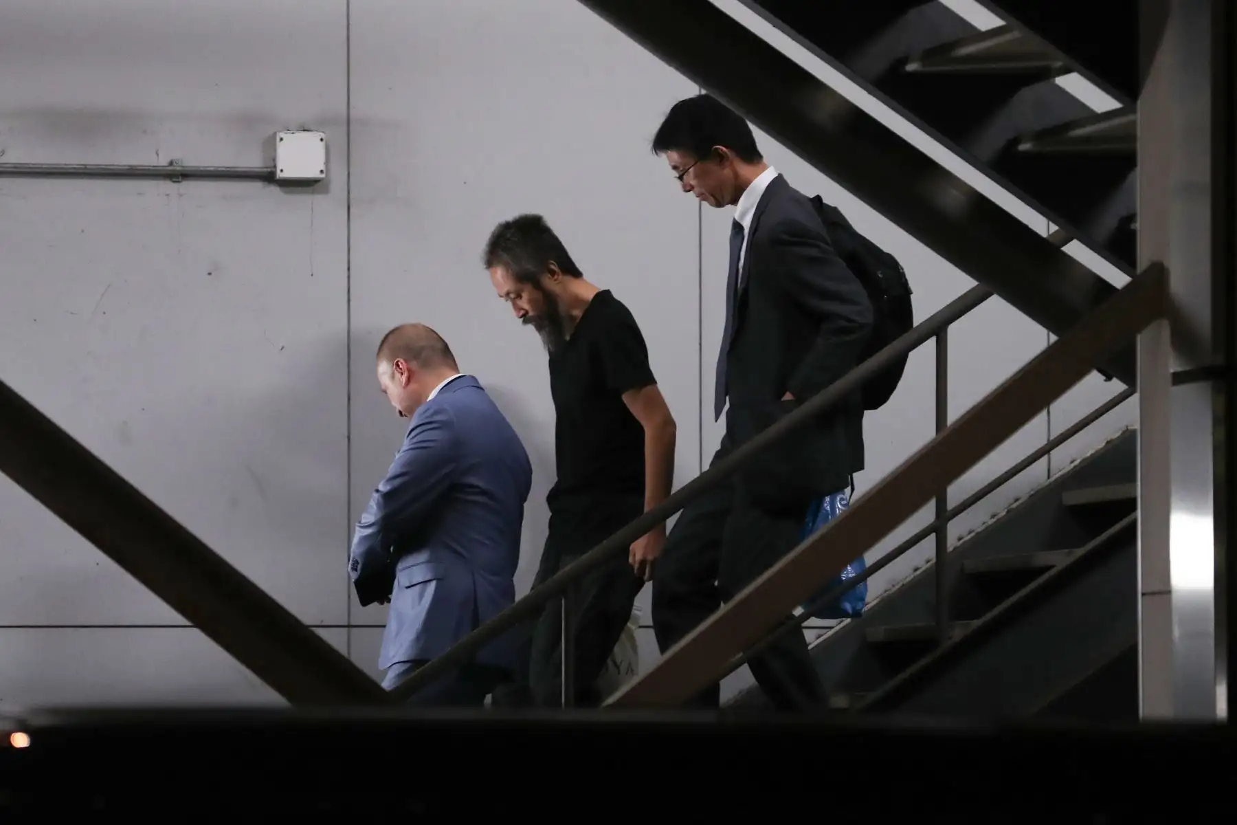 El periodista independiente japonés Jumpei Yasuda, quien fue secuestrado en Siria hace tres años, llega de Estambul al aeropuerto de Narita en la Prefectura de Chiba.  El periodista japonés que estuvo detenido en Siria durante más de tres años antes de ser liberado Esta semana ha descrito su largo cautiverio como "infierno".  AFP